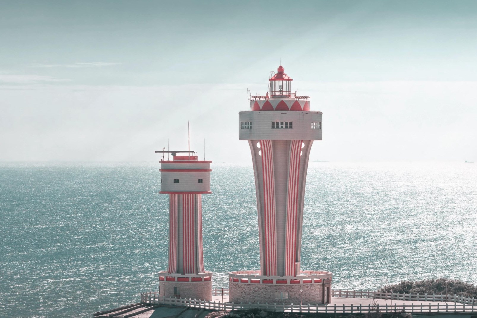 山海交匯,巨大的雙塔矗立海邊懸崖,既是航海指向標,也是旅遊網紅燈塔 山海交匯,巨大的雙塔矗立海邊懸崖,既是航海指向標,也是旅遊網紅燈塔
