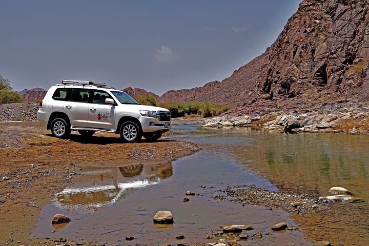 Private 4x4 Desert Drive, Wadi Shawaka Pool Visit with Lunch box