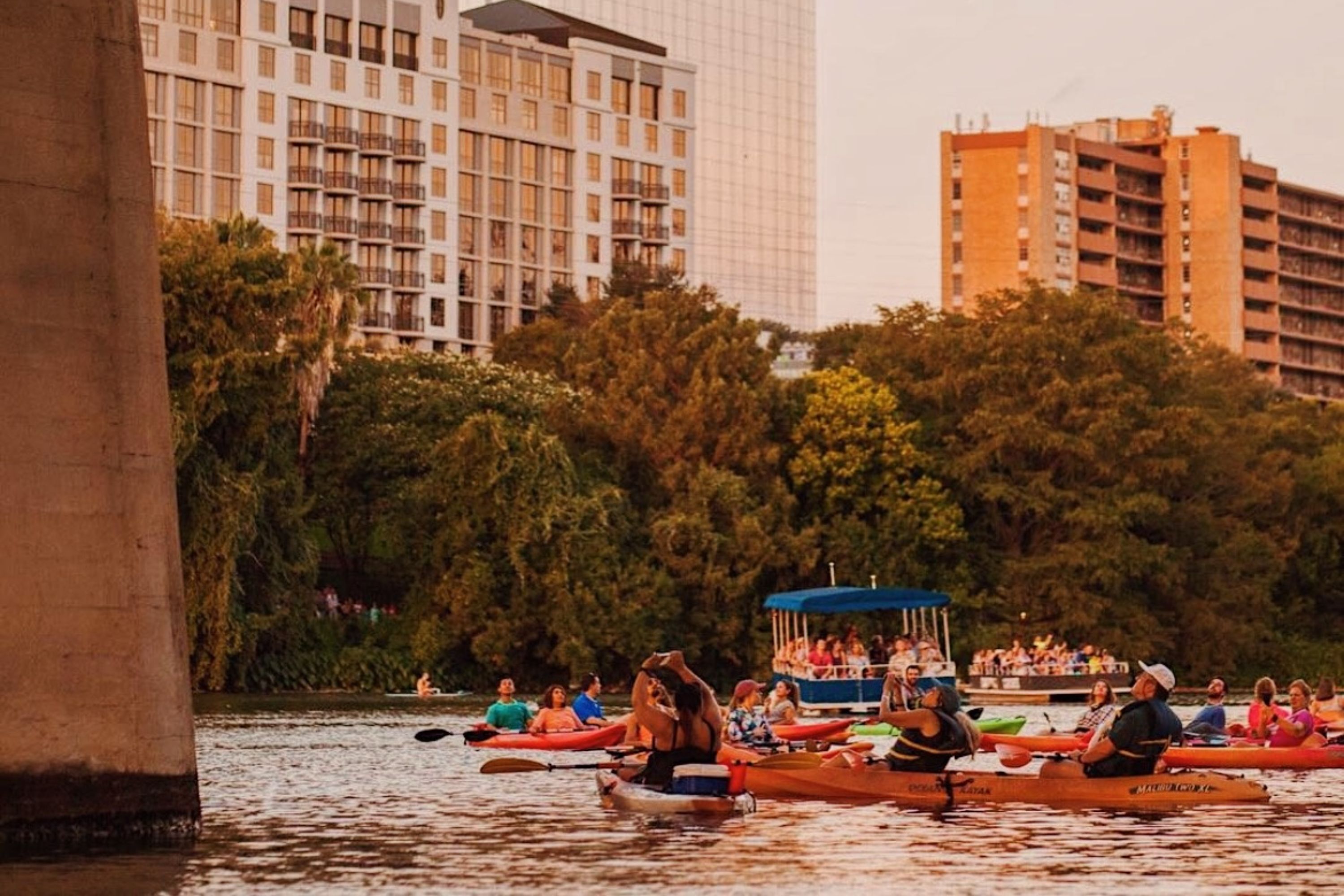 Sunset Bat Watching Kayak Tour in Austin