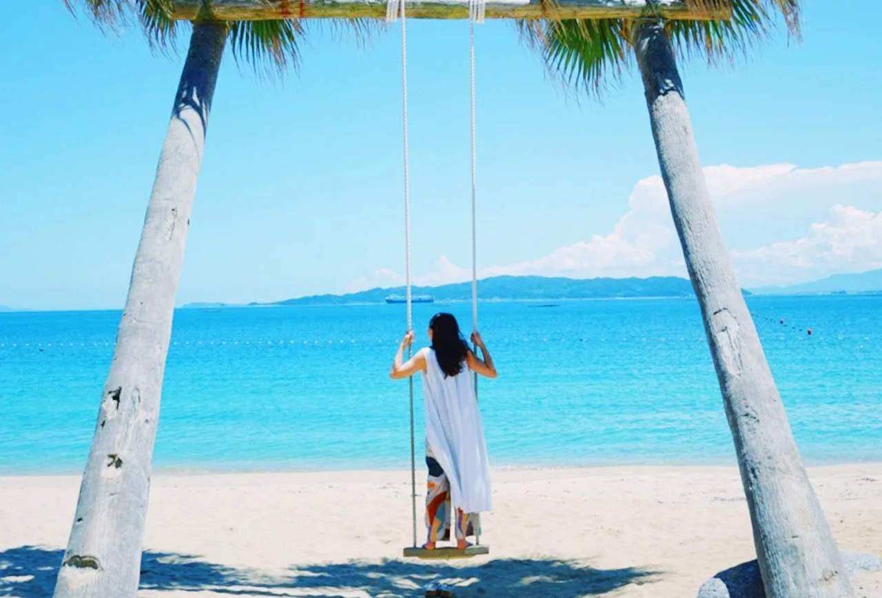 系島最具代表性的拍照景點之一,白沙與湛藍海景襯托著海邊鞦韆,美得像明信片。坐上鞦韆迎著海風,是放鬆身心與拍下絕美海景照片的最佳體驗。 系島最具代表性的拍照景點之一,白沙與湛藍海景襯托著海邊鞦韆,美得像明信片。坐上鞦韆迎著海風,是放鬆身心與拍下絕美海景照片的最佳體驗。