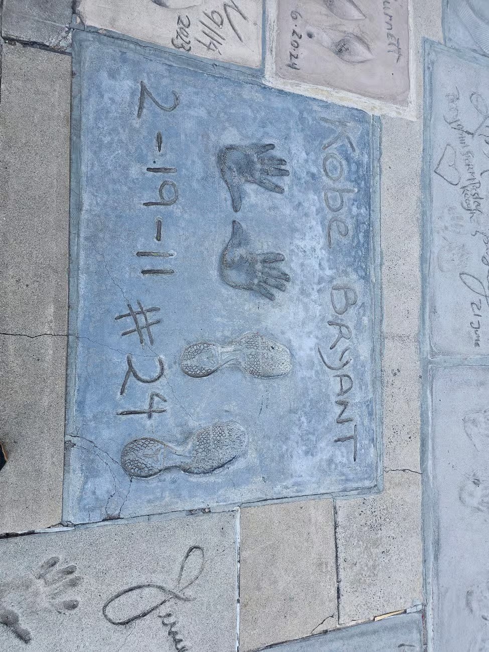 名人手印
在TCL中國大劇院外,您可以欣賞到著名的名人手印和腳印,好萊塢傳奇人物世世代代在此留下印記。這個歷史悠久的景點讓遊客可以將自己的手與電影明星和娛樂偶像的手進行比較,同時瞭解好萊塢豐富的電影遺產。它仍然是洛杉磯最受歡迎和拍照最多的景點之一。
在TCL中國大劇院的星光大道前院,驚歎於世界聞名的手印和腳印 名人手印
在TCL中國大劇院外,您可以欣賞到著名的名人手印和腳印,好萊塢傳奇人物世世代代在此留下印記。這個歷史悠久的景點讓遊客可以將自己的手與電影明星和娛樂偶像的手進行比較,同時瞭解好萊塢豐富的電影遺產。它仍然是洛杉磯最受歡迎和拍照最多的景點之一。
在TCL中國大劇院的星光大道前院,驚歎於世界聞名的手印和腳印