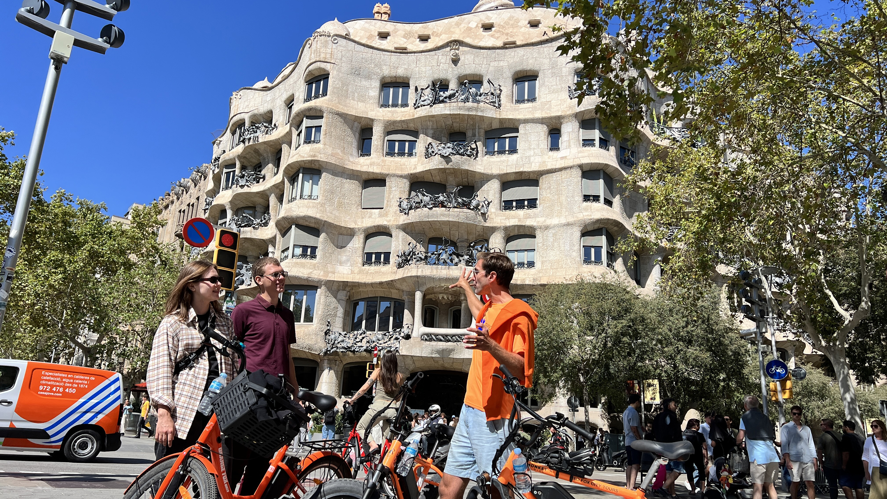 Barcelona: Private e-Bike Tour City Highlights with a Local Guide