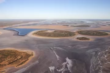 Kings Canyon & Lake Amadeus Helicopter Flight