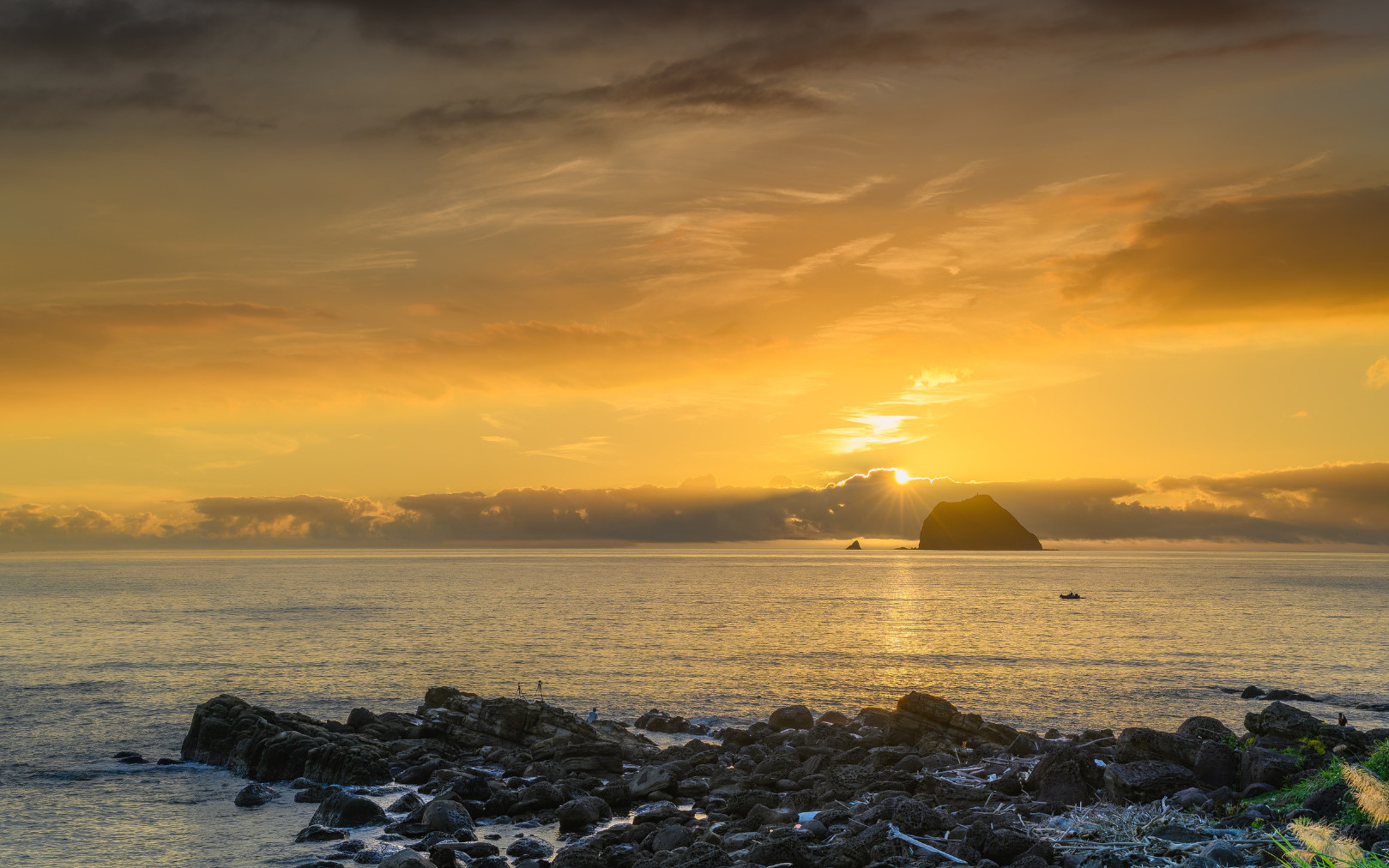 2026 New Year's Day Sunrise Tour: Keelung Fish Market & Wai-mu-shan Seaside Sunrise & Traditional Taiwanese Breakfast