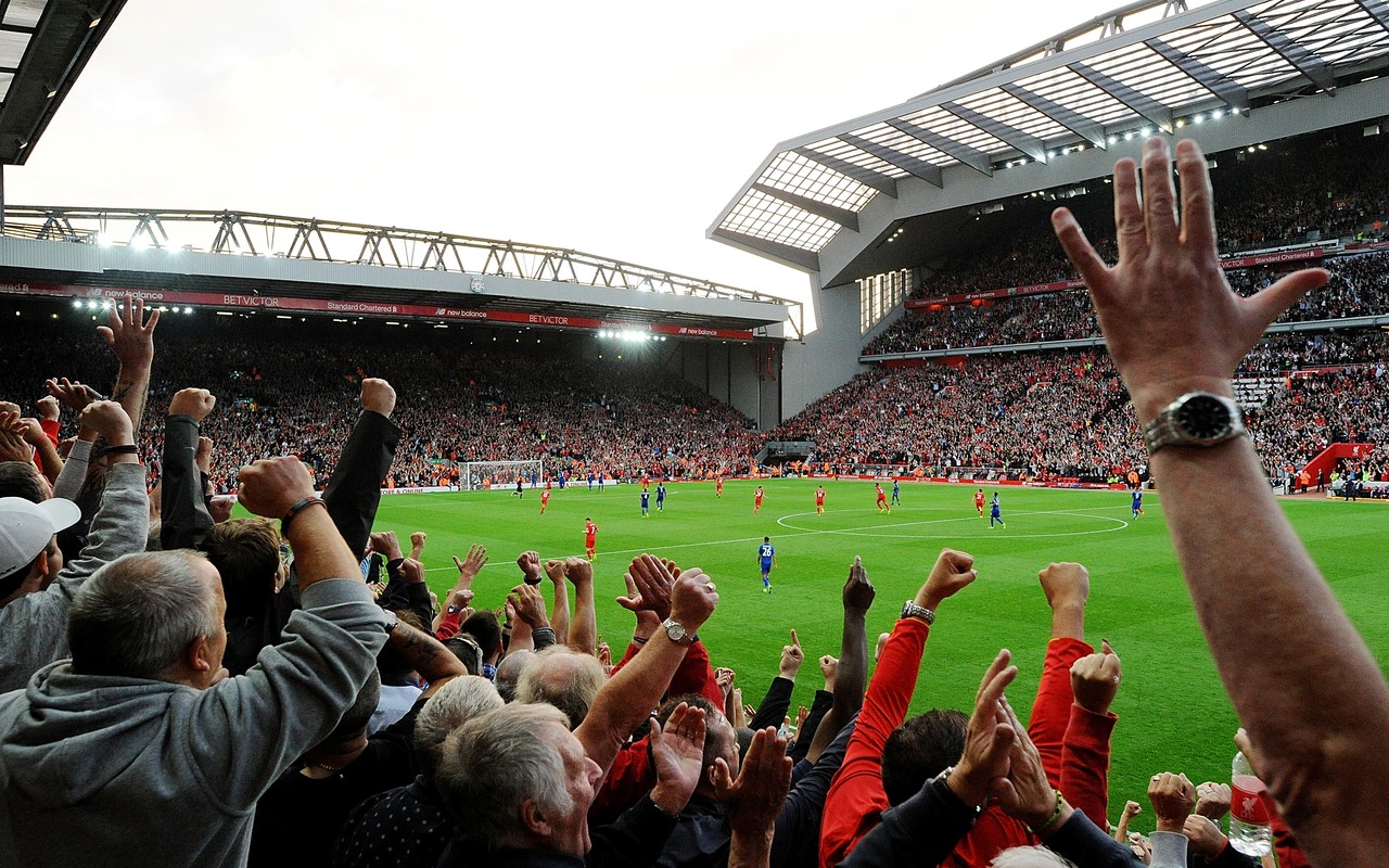 沉浸在足球比賽的每一次歡呼、每一次精彩瞬間、每一個難忘時刻中