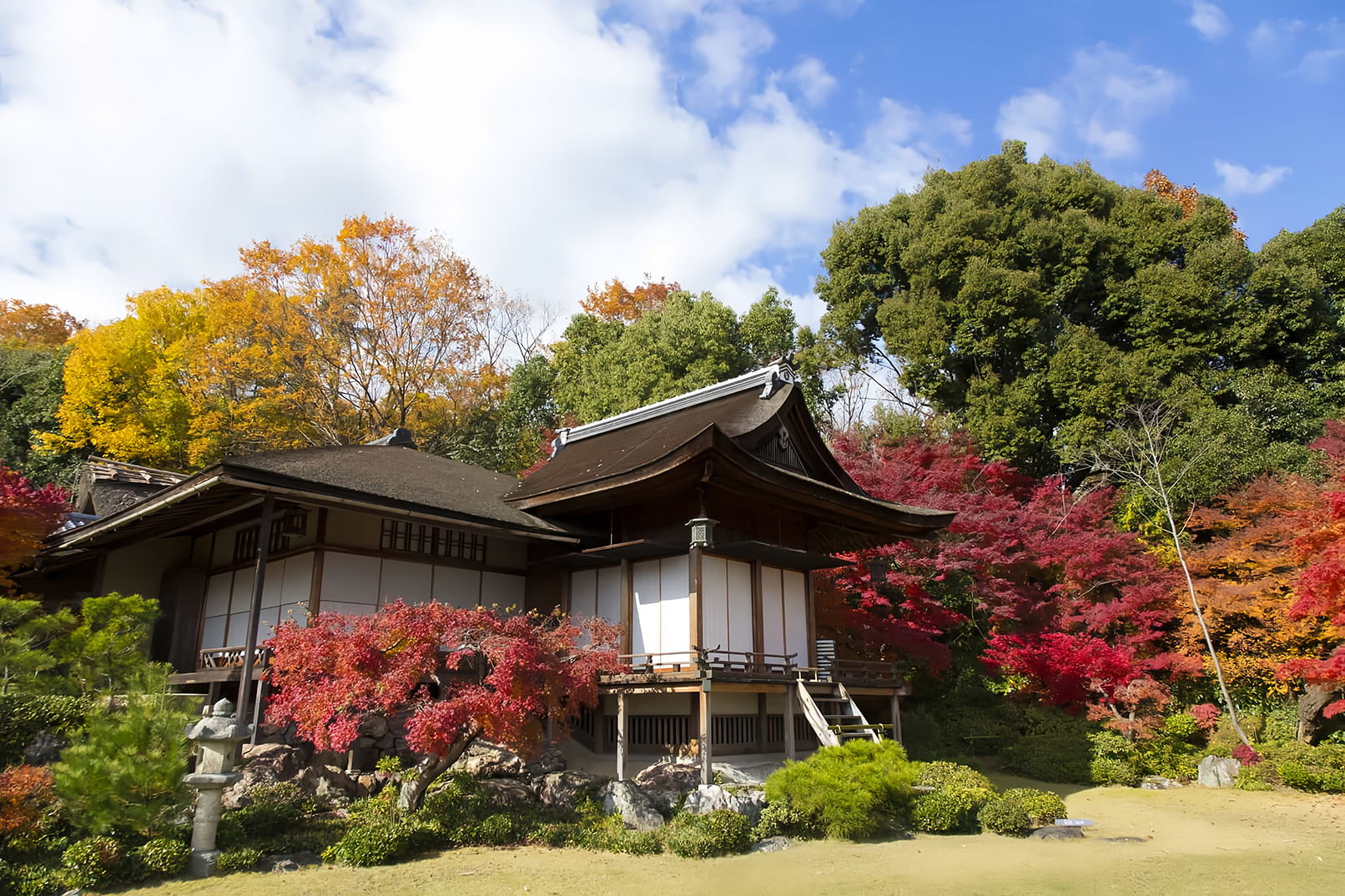 This private garden, built with great dedication by Showa-era movie star Denjiro Okochi, features a panoramic terrace overlooking the Kyoto Basin, and the tea room offers authentic, hand-whisked matcha.