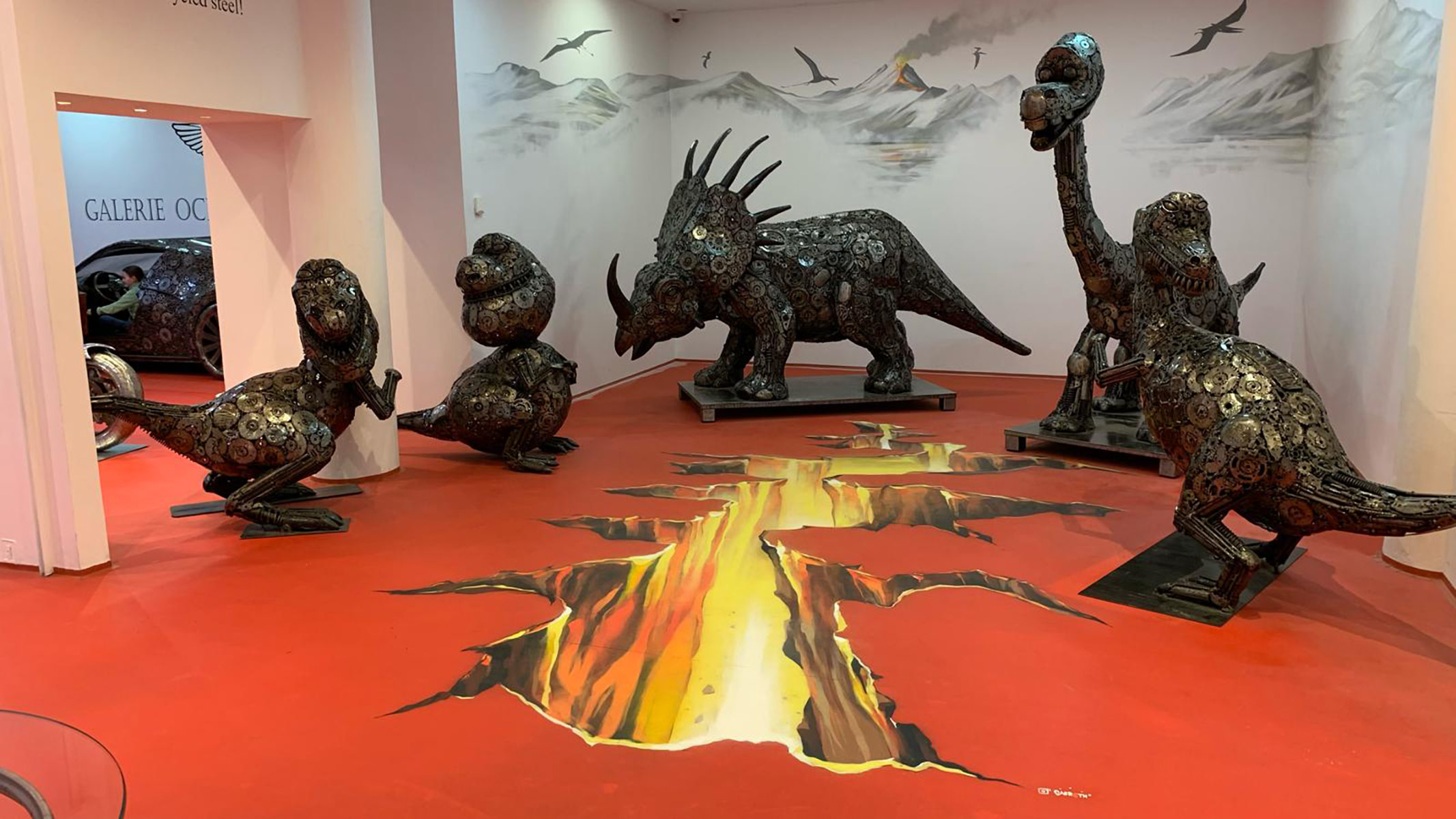 在這個互動式博物館展覽中,探索俏皮的恐龍雕塑和創意錯視藝術。 在這個互動式博物館展覽中,探索俏皮的恐龍雕塑和創意錯視藝術。