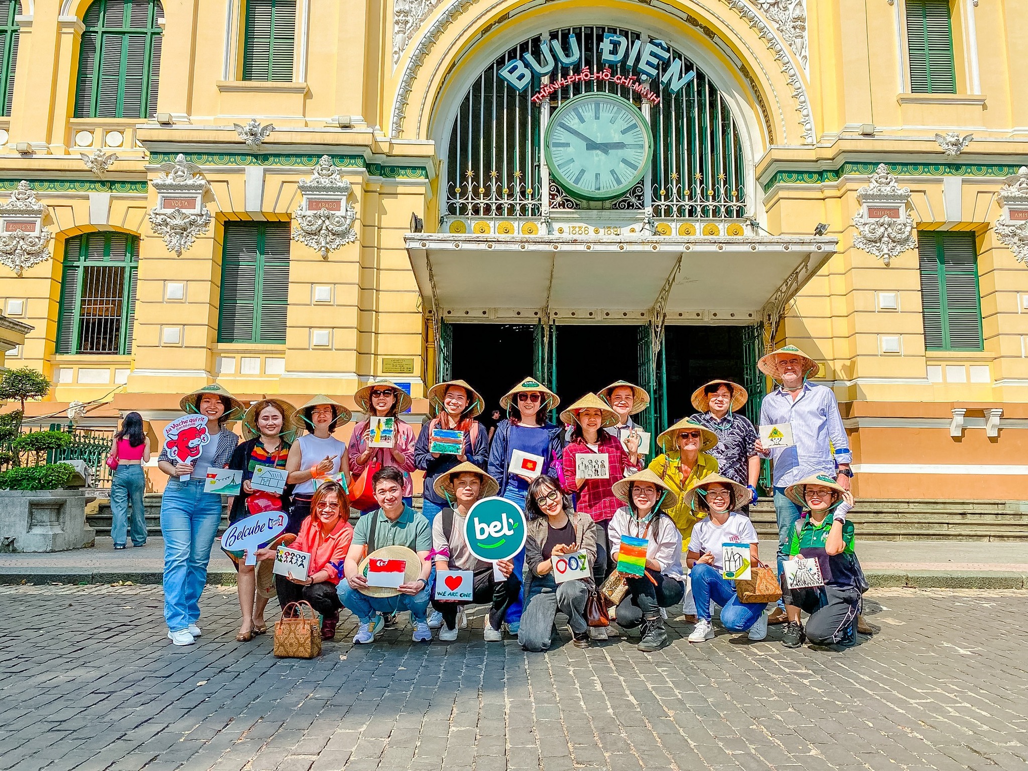 專業團體體驗：從企業員工旅遊到大型家庭聚會，我們專精於規劃順暢且難忘的團體行程，帶您深入探索胡志明市的歷史核心。