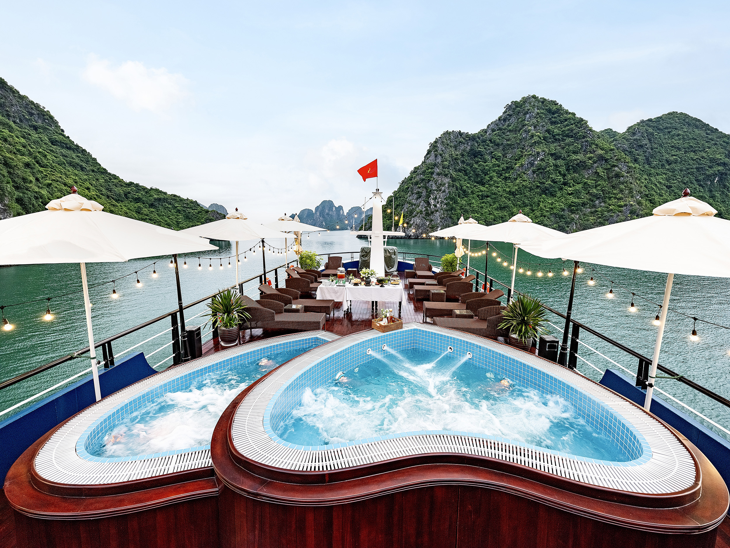 在甲板上放鬆身心、恢復活力，盡情沉浸在壯麗的景色中。