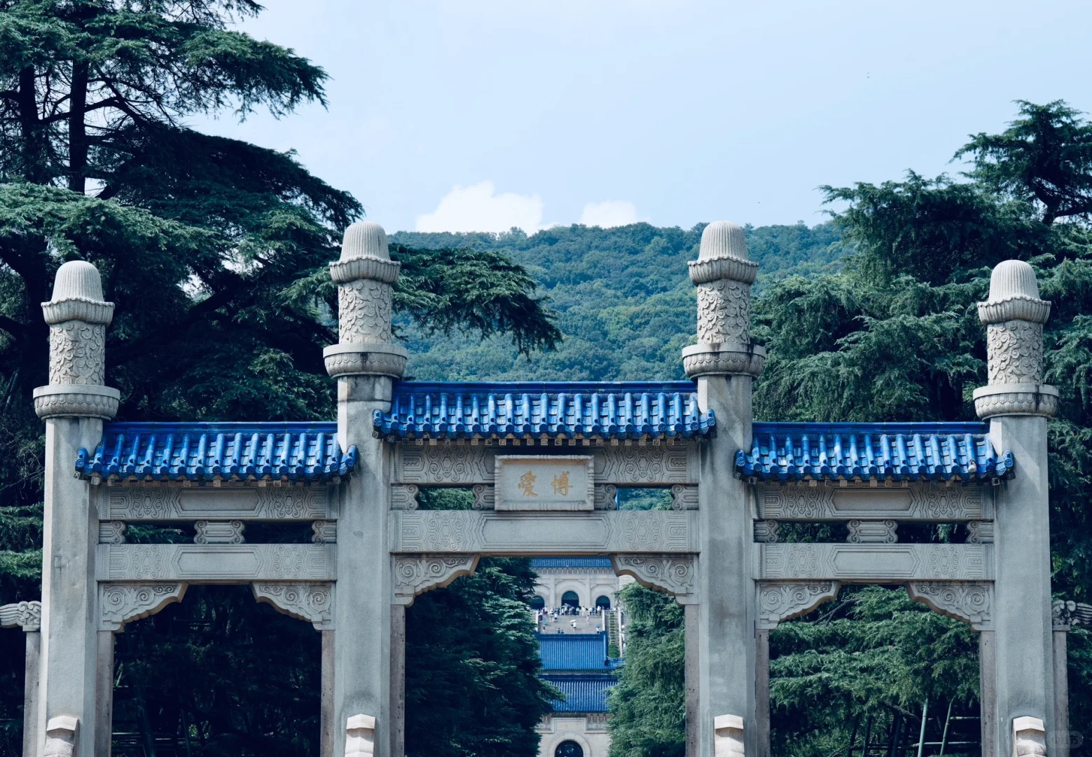 中山陵位於江蘇省南京市紫金山南麓,是偉大的民主革命先行者孫中山先生的陵墓,其建築融合中西方風格,依山勢而建,平面呈 “自由鍾” 形,被譽為 “中國近代建築史上第一陵”。 中山陵位於江蘇省南京市紫金山南麓,是偉大的民主革命先行者孫中山先生的陵墓,其建築融合中西方風格,依山勢而建,平面呈 “自由鍾” 形,被譽為 “中國近代建築史上第一陵”。