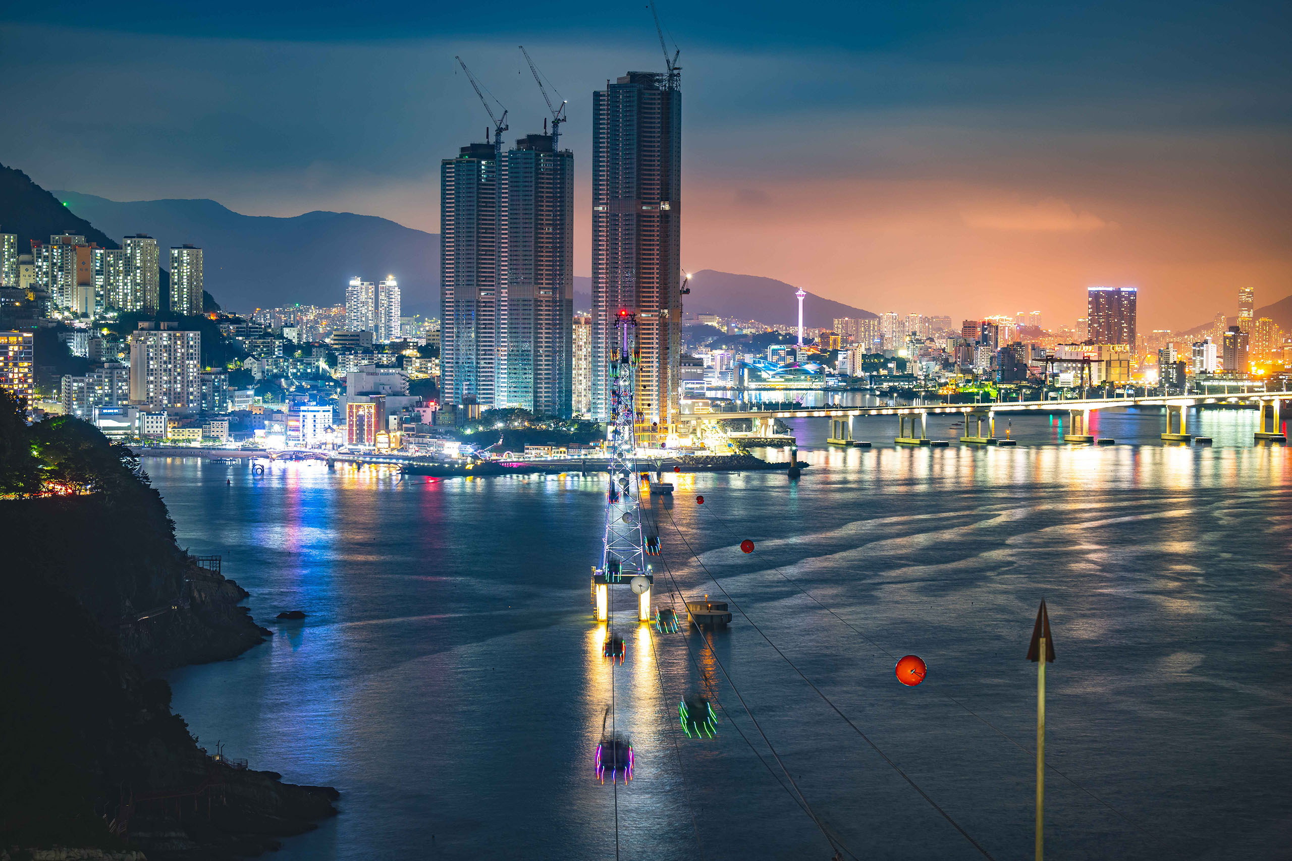 在松島海上步道，於燈光璀璨的波浪之上，享受輕鬆的傍晚漫步。