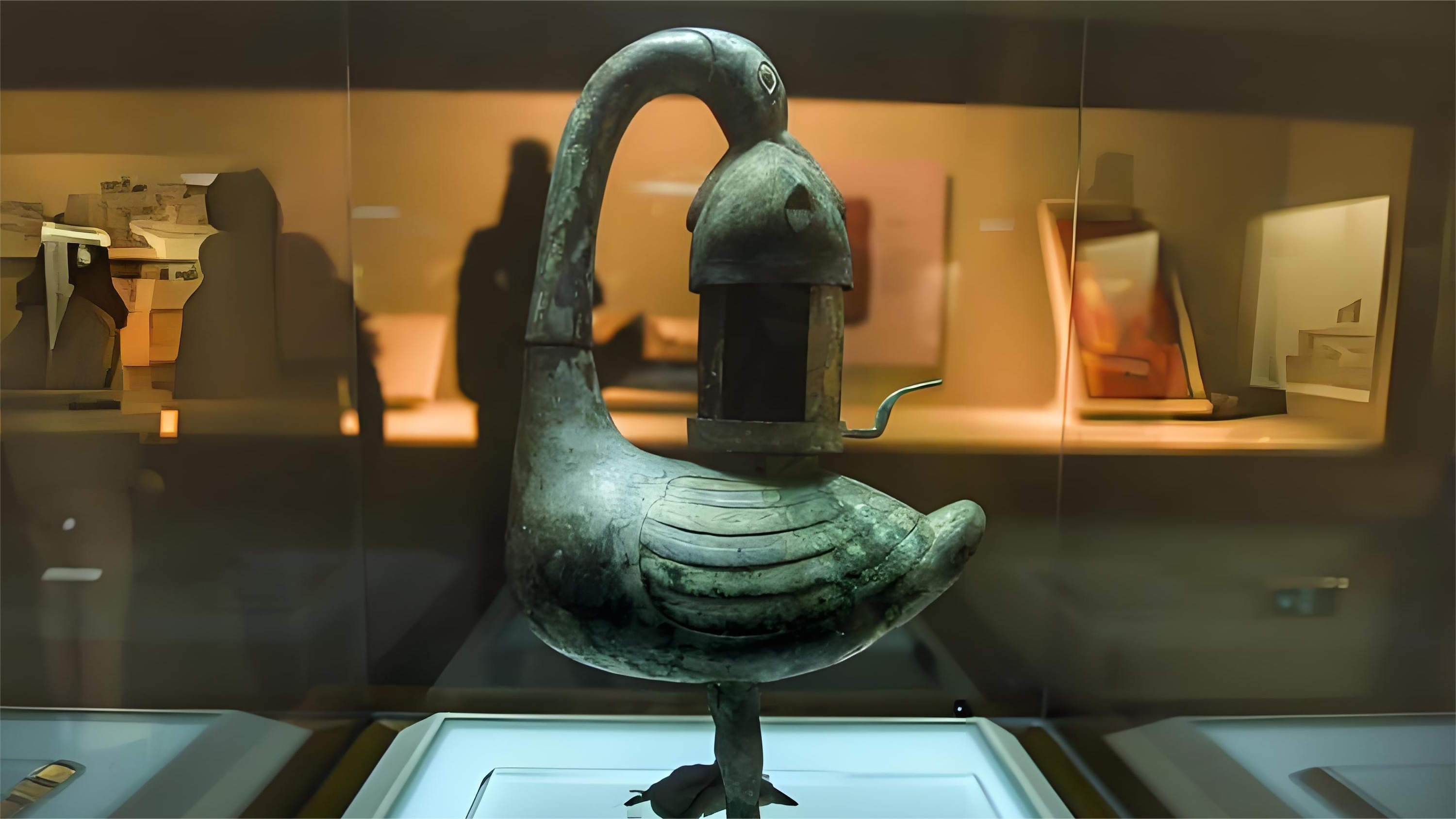 山西博物院的雁魚銅燈是西漢時期的青銅瑰寶，以鴻雁回首銜魚造型呈現，巧妙融合導菸系統與可調節燈罩設計，既實用又具藝術美感，被譽為"史上最早的環保燈具"。