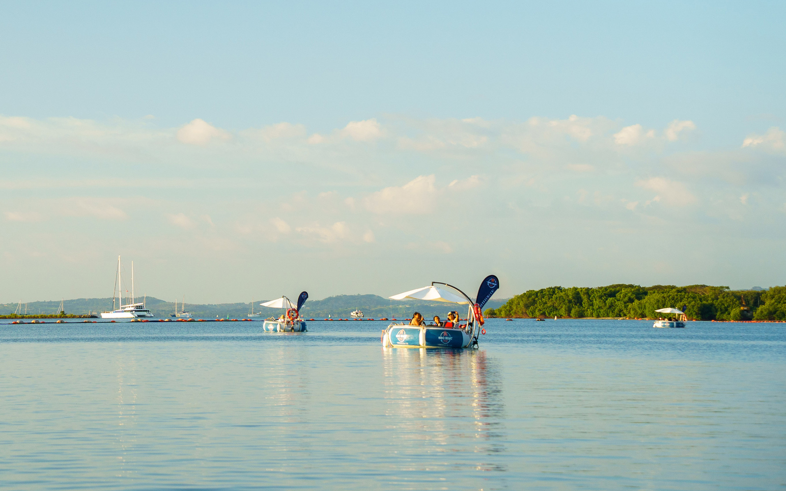 搭乘私人遊船，在清澈水域上愜意漂浮，盡情享受燒烤美食