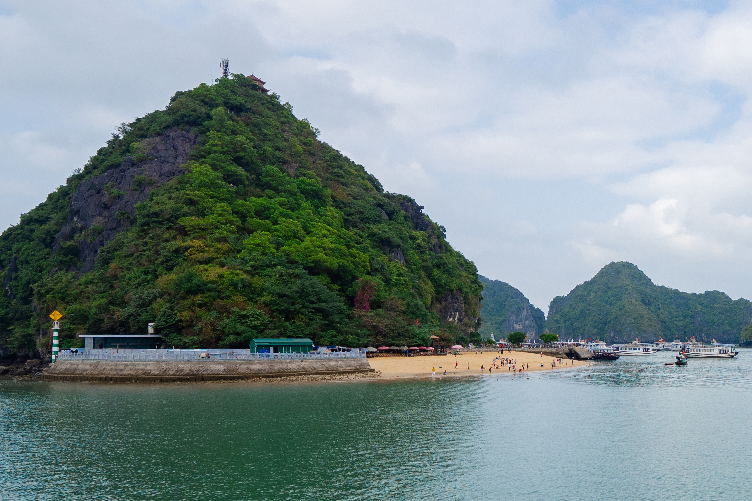[路線二] 乘坐平陽 68 號豪華遊輪體驗下龍灣一日遊 (Ha Long Bay Day Tour By Luxury Binh An 68 Cruise)