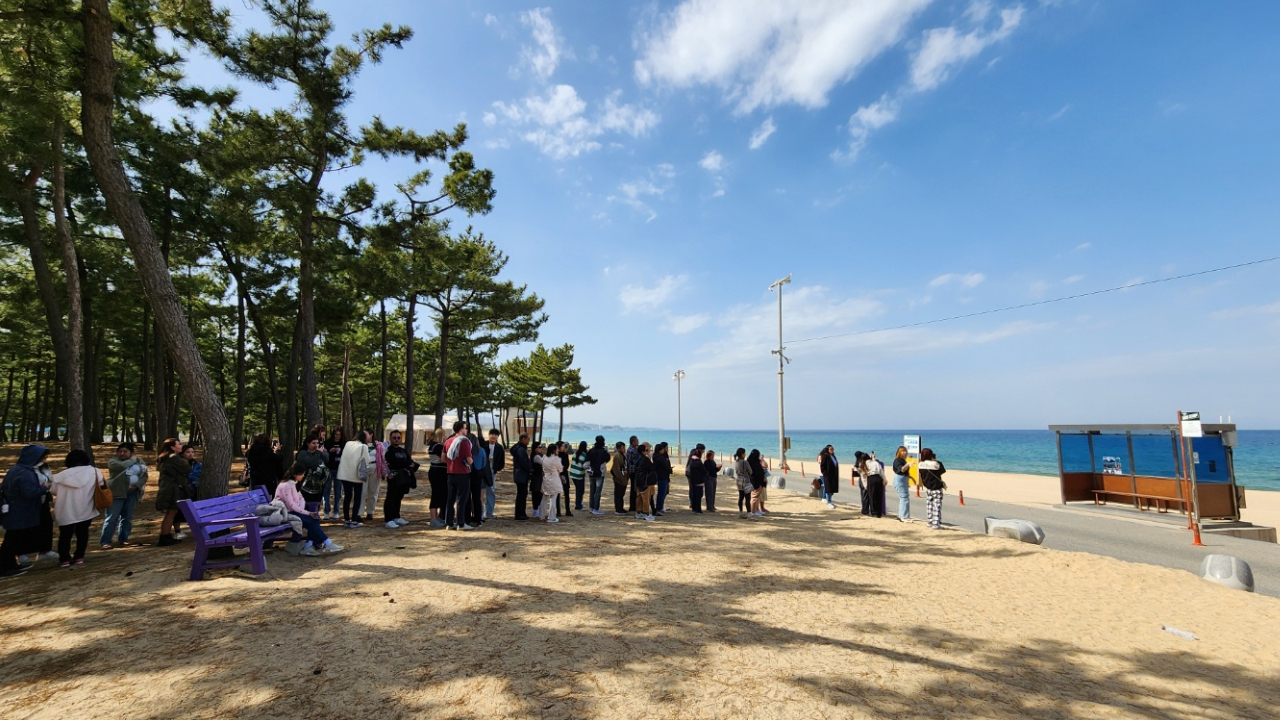 香湖海灘巴士站是江原道旅行必去景點之一。 香湖海灘巴士站是江原道旅行必去景點之一。