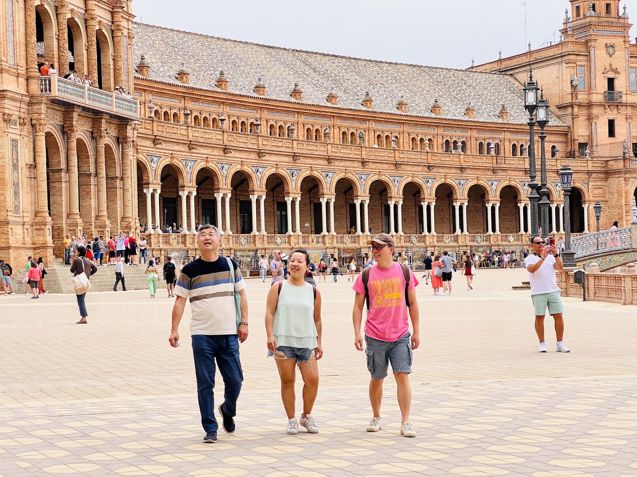 遊客們在西班牙廣場上享受漫步時光 遊客們在西班牙廣場上享受漫步時光