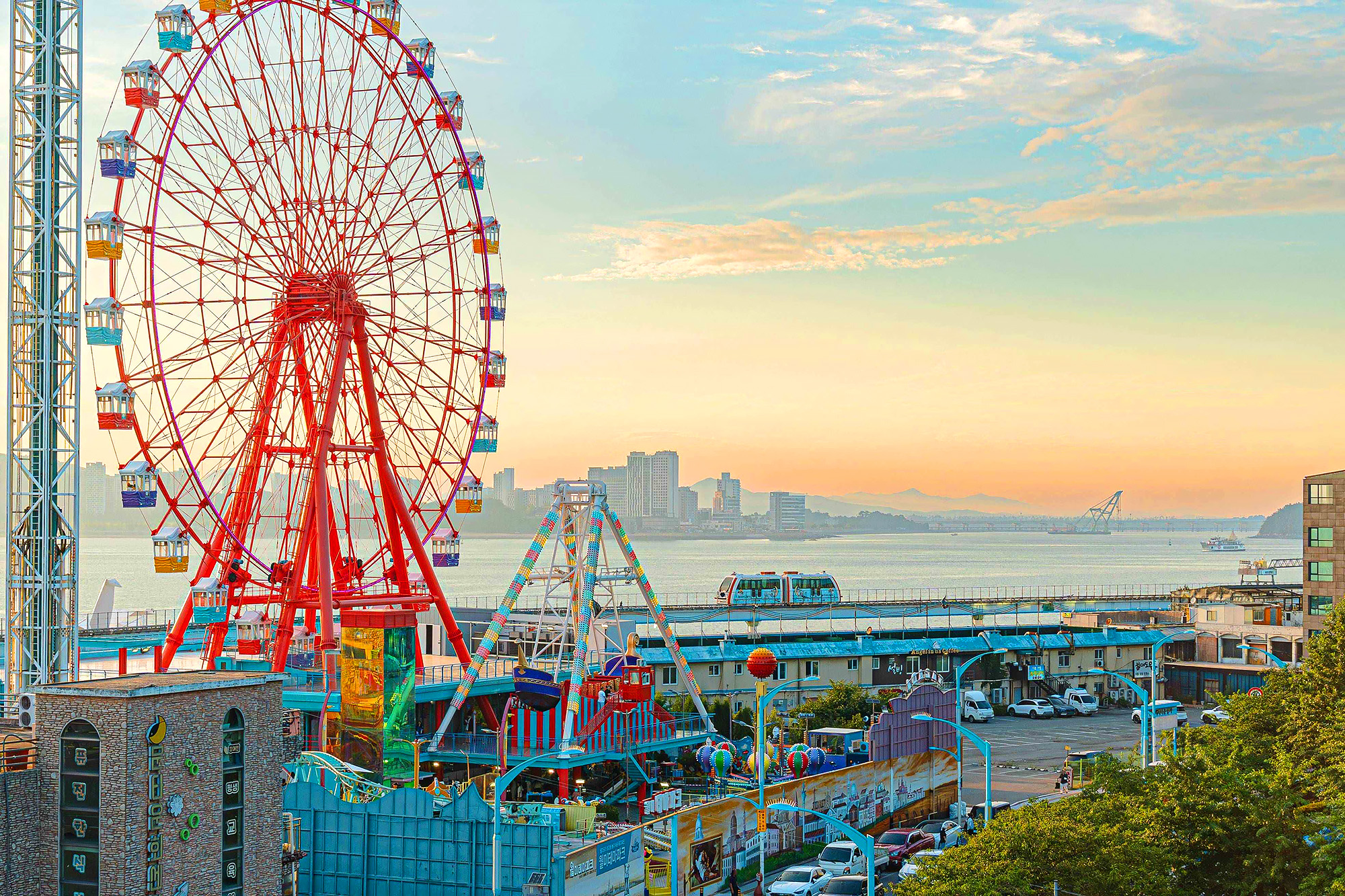 🎡 園區內融合了經典與現代遊樂設施,像是海盜船、摩天輪、Disco Pang Pang 和碰碰車,是家庭、情侶和尋求刺激者的熱門目的地。 🎡 園區內融合了經典與現代遊樂設施,像是海盜船、摩天輪、Disco Pang Pang 和碰碰車,是家庭、情侶和尋求刺激者的熱門目的地。