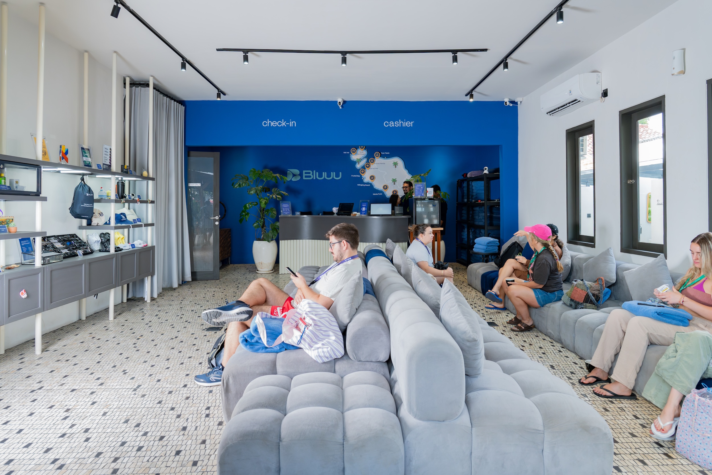 在您的旅程開始前,在我們辦公室快速便捷地辦理入住。 在您的旅程開始前,在我們辦公室快速便捷地辦理入住。