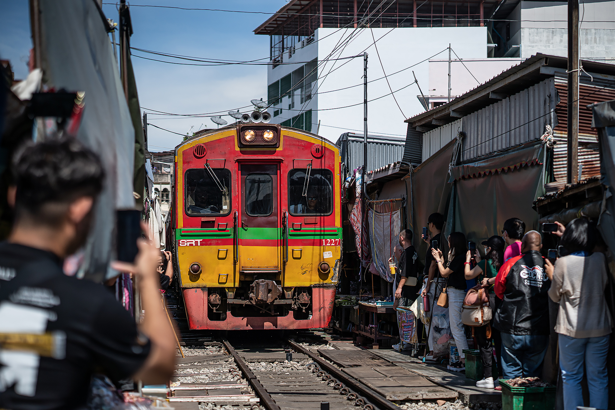 還有機會搭上火車，用最獨特的方式遊覽市場