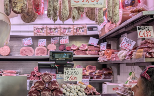 肉舖裡販售著一排排美味的醃製肉品和義式臘腸。