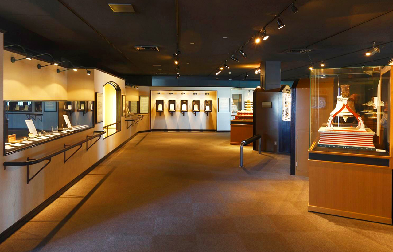 御木本珍珠博物館位於日本三重縣鳥羽灣珍珠島中部，是世界上第一座以珍珠為主題的博物館，由 “珍珠之父” 御木本幸吉創建