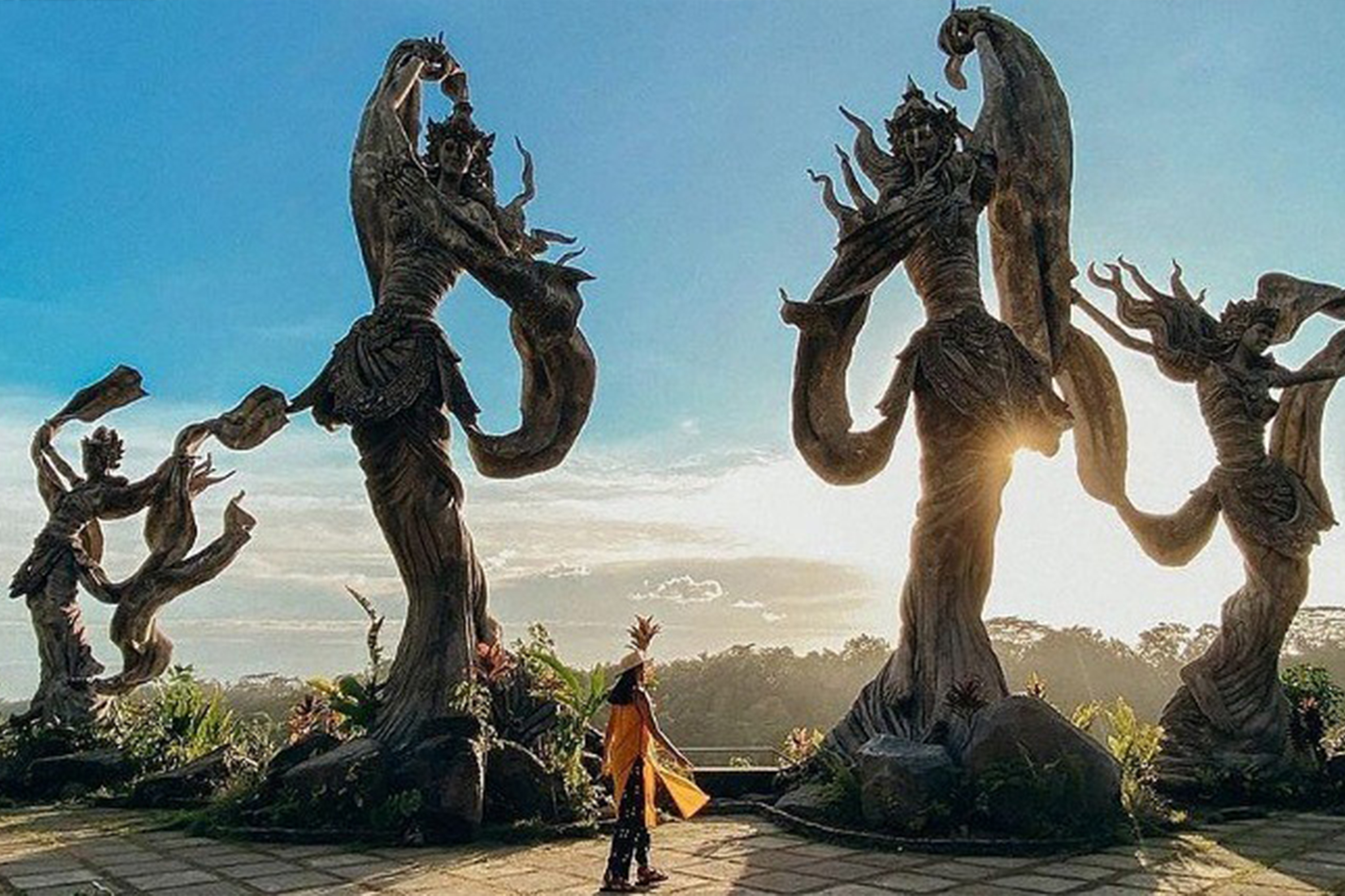 德達裡雕像公園(Taman Patung Dedari)是巴厘島的一座文化公園,園內遍佈精美的雕像和雕塑,展示了巴厘島的傳統藝術,周圍環繞著蔥鬱的綠色植物,為遊客營造出寧靜的氛圍。 德達裡雕像公園(Taman Patung Dedari)是巴厘島的一座文化公園,園內遍佈精美的雕像和雕塑,展示了巴厘島的傳統藝術,周圍環繞著蔥鬱的綠色植物,為遊客營造出寧靜的氛圍。