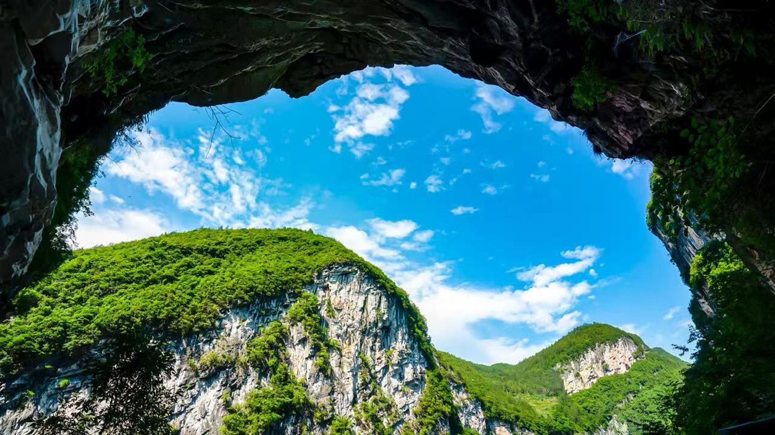 Hubei Earth Center Valley One-Day Tour