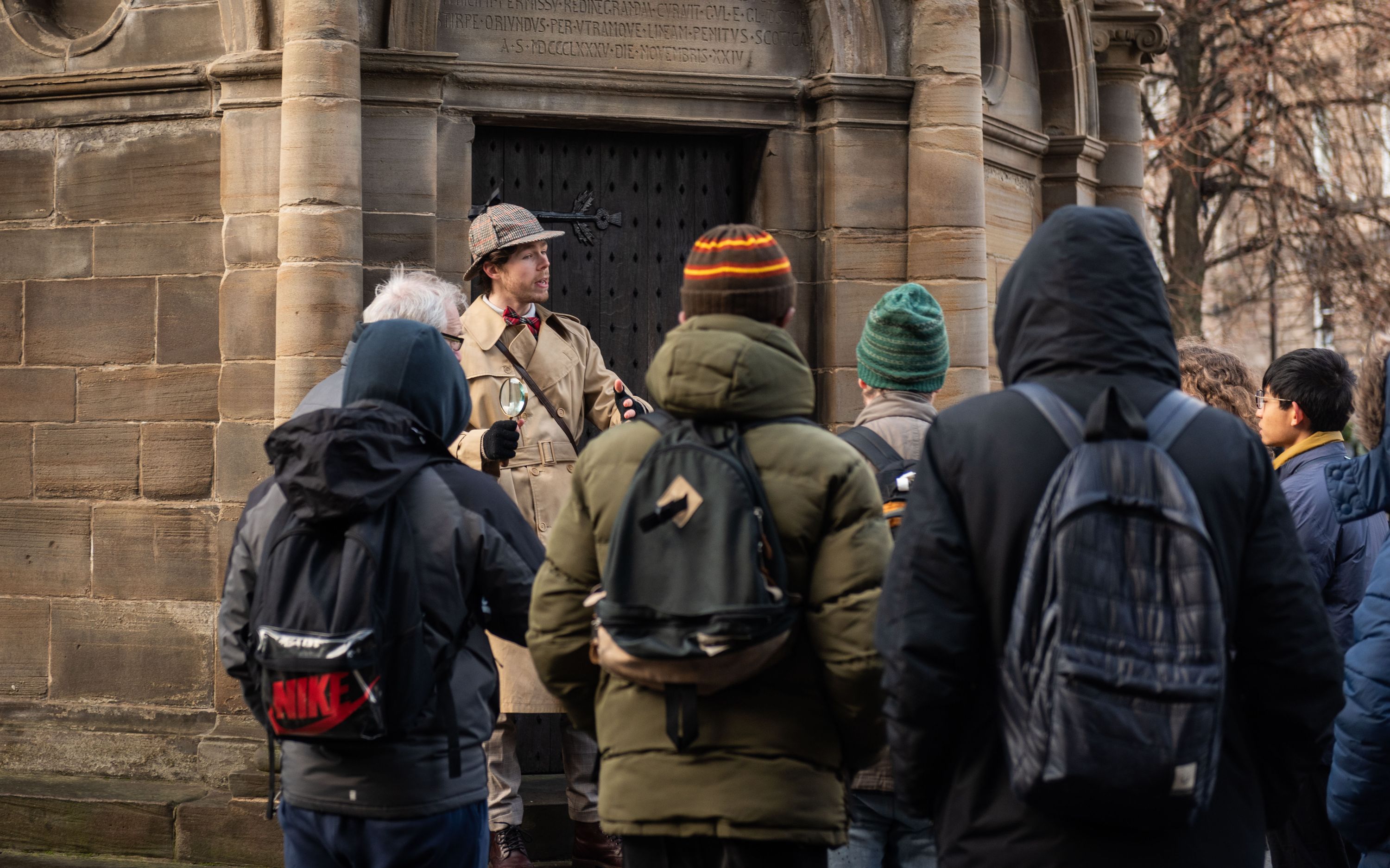 跟隨知識淵博的特色導遊，一同探索愛丁堡隱藏的歷史瑰寶。