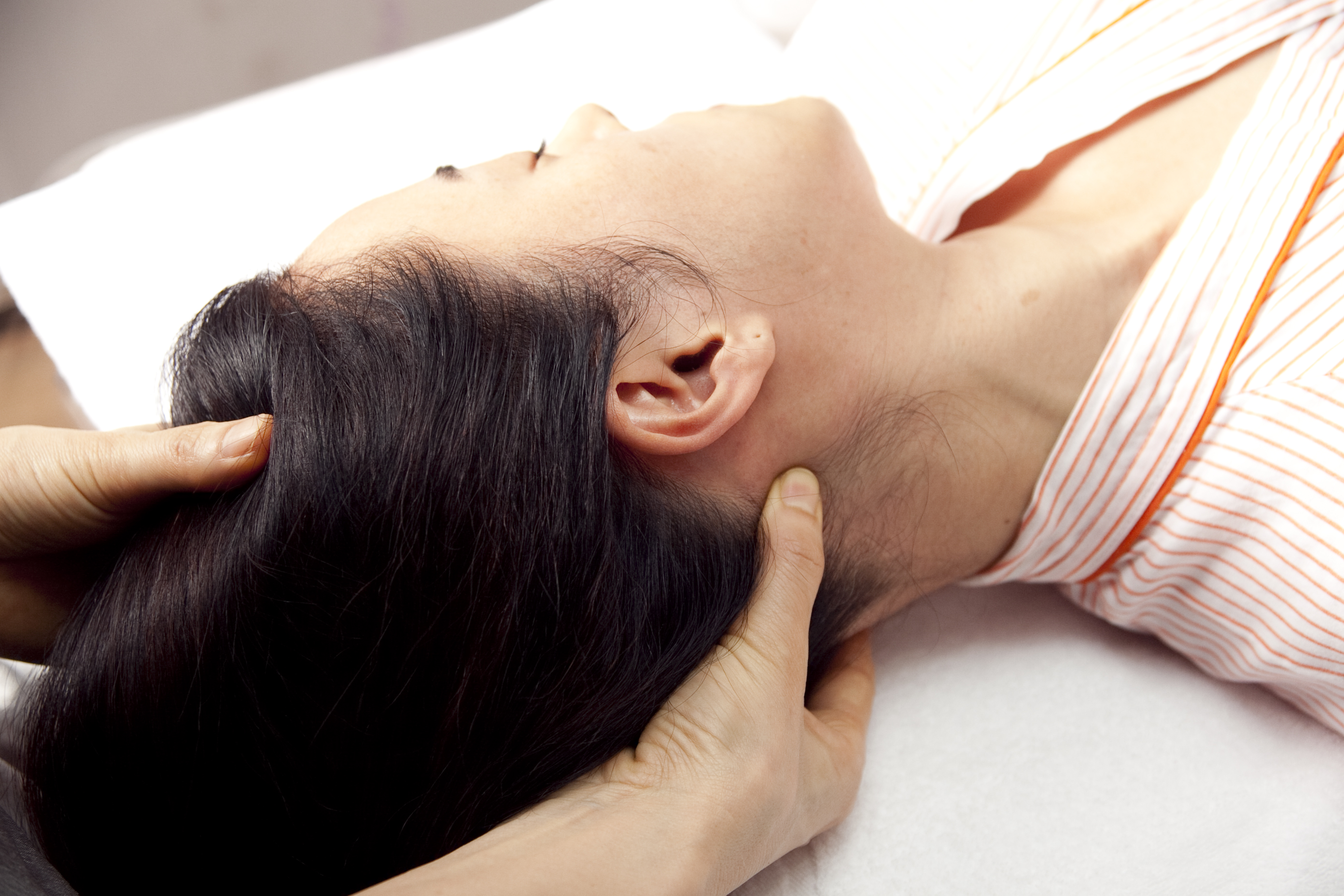 3. Full Body Lymphatic Care (120 min): Relaxing care using aroma oil and hot stones. Promotes lymphatic flow and blood circulation, using popular techniques from Europe and the U.S.
