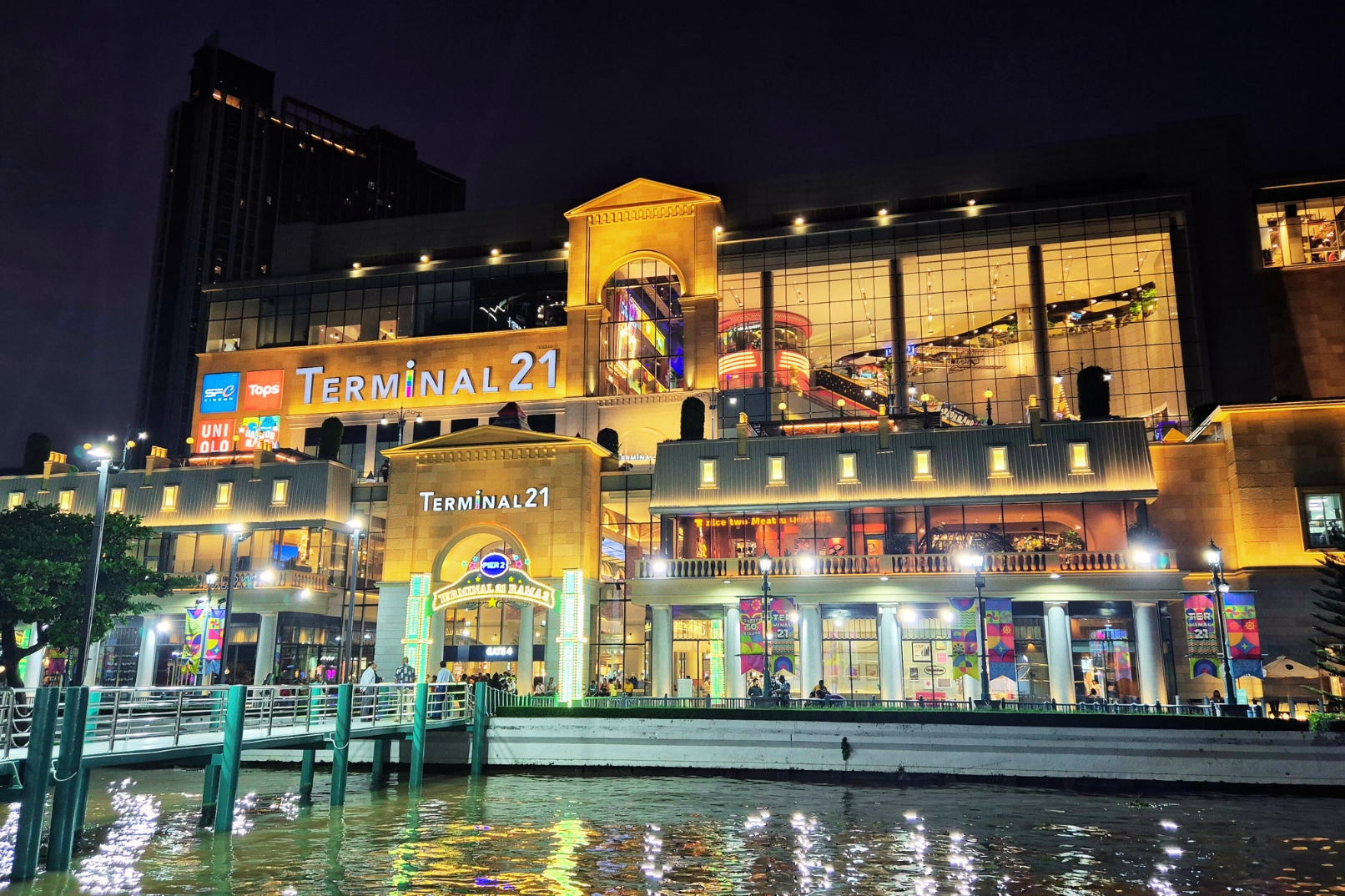 這家購物中心位於湄南河下游,環境整潔、不擁擠,且舒適宜人,讓您無需長時間等候即可便捷地登上郵輪。 這家購物中心位於湄南河下游,環境整潔、不擁擠,且舒適宜人,讓您無需長時間等候即可便捷地登上郵輪。