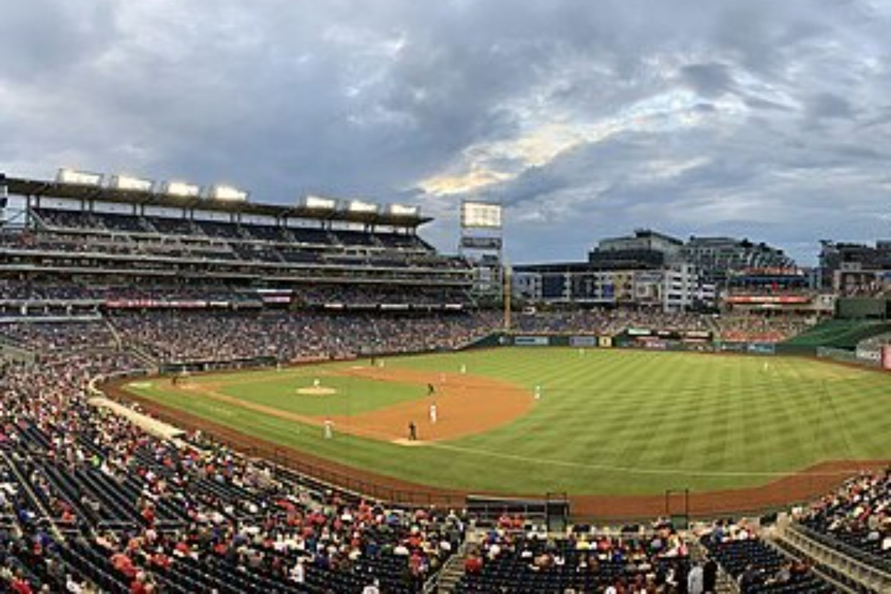 在國民球場盡情享受刺激的美國職棒大聯盟賽事和熱情洋溢的氛圍。