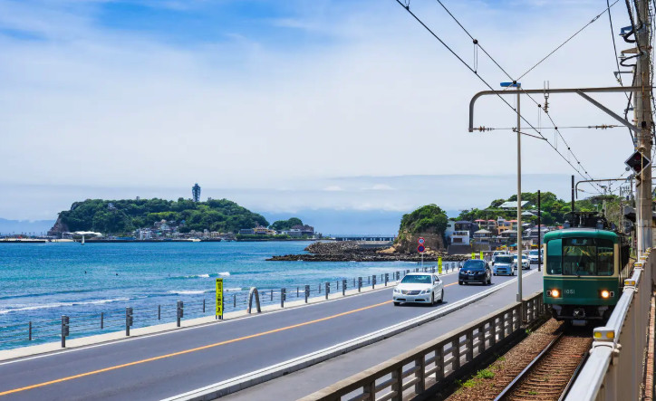 搭乘江之電,享受沿海風景移動。 搭乘江之電,享受沿海風景移動。