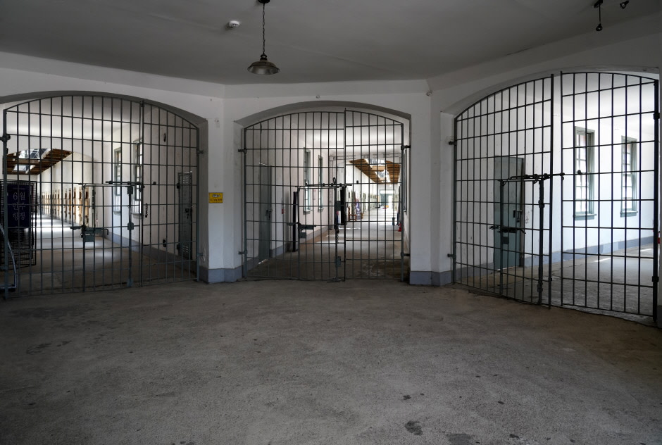 Seodaemun Prison & Dongdaemun Market One-Day City Highlights Tour