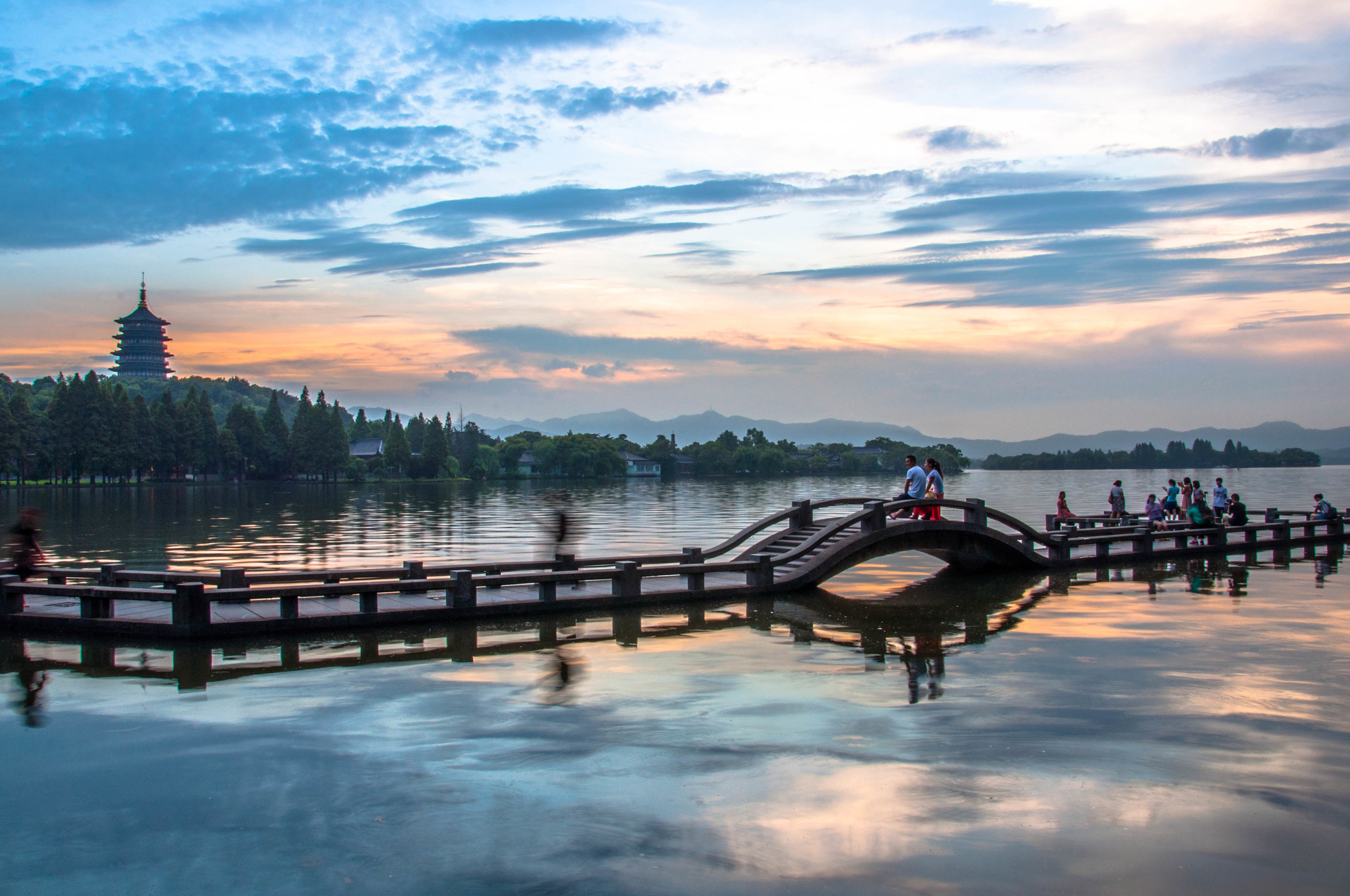Hangzhou In-depth Two-Day Tour: West Lake + Leifeng Pagoda + Song Dynasty City + Lingyin Temple