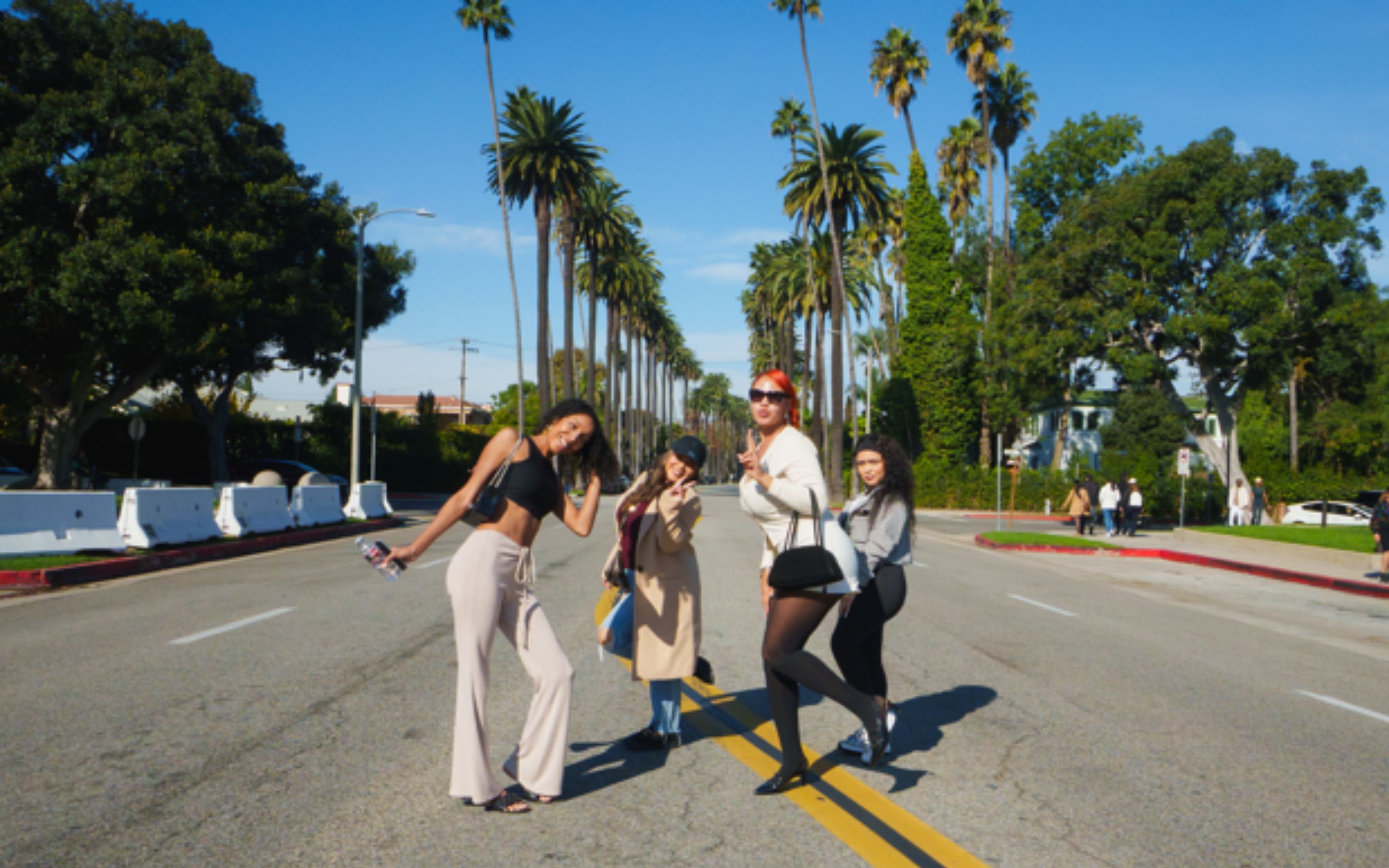 在陽光明媚的加利福尼亞州，與朋友們在有趣的拍照點擺姿勢留影