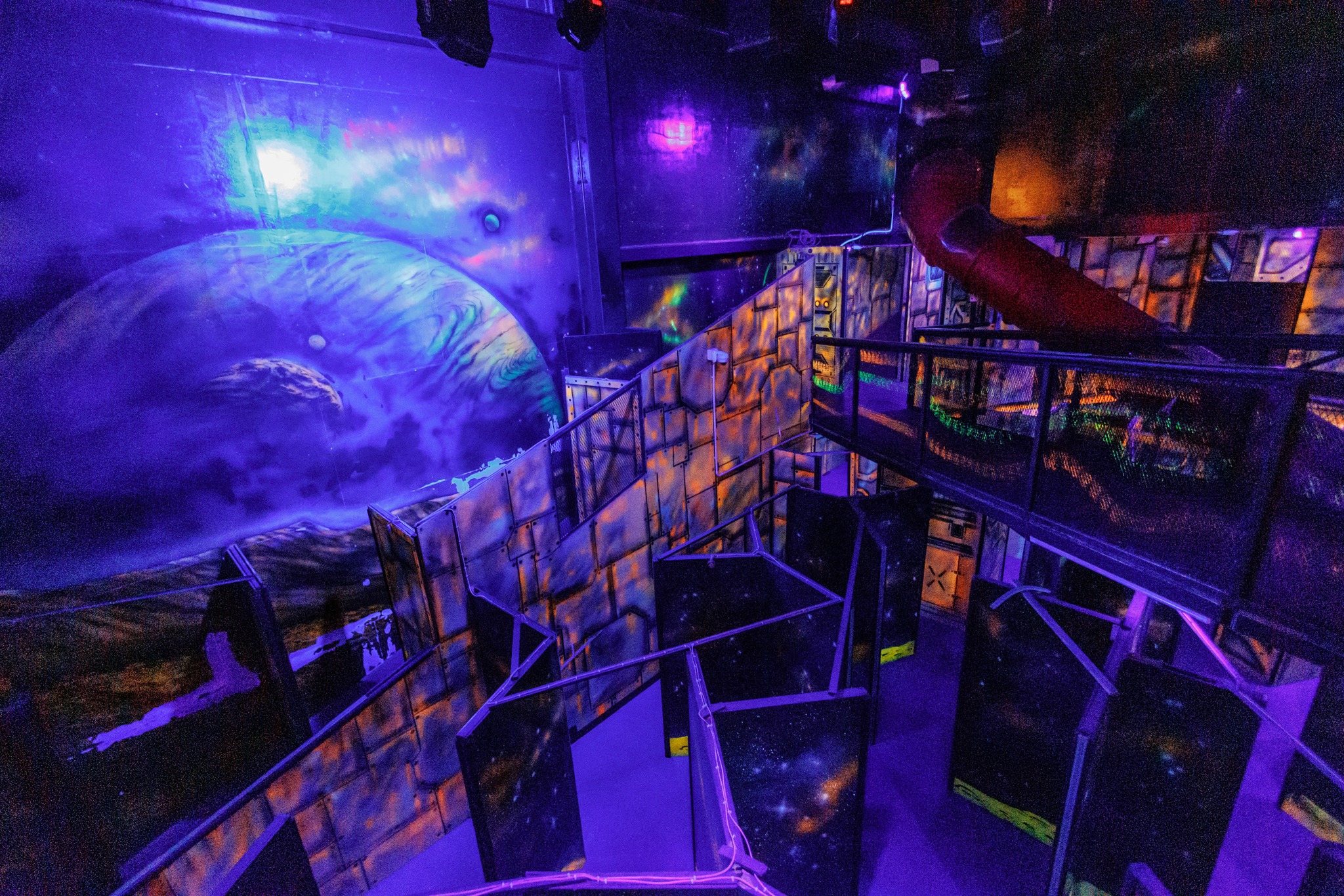 抵達與離開：當您抵達 Playsquare Laser Tag 時，場地已準備就緒，讓您立即開始暢玩。沉浸式的環境讓時間感彷彿不同，請隨時準備好迎接一場刺激的冒險。儘管來吧！