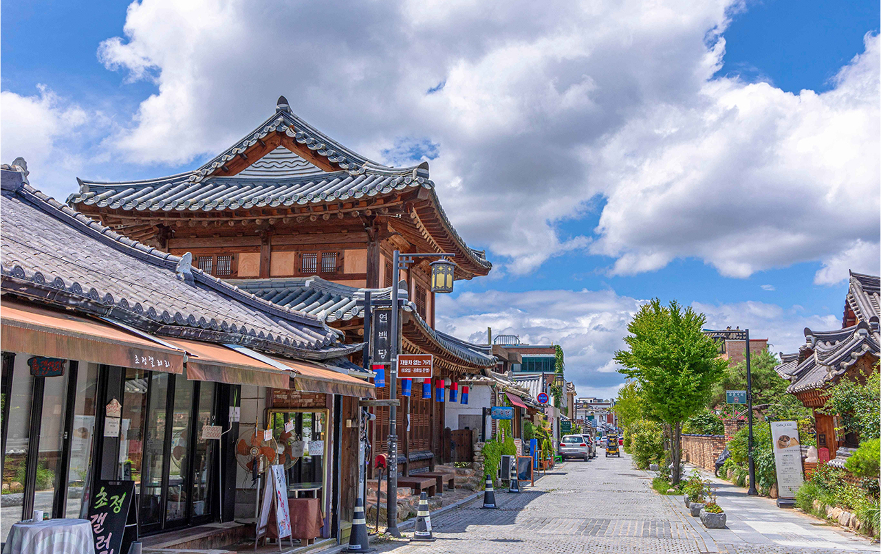 夏天為韓屋街道帶來活力,文化表演和涼爽的茶館提供陰涼。瓦片屋頂在陽光下閃耀,創造出獨特的歷史氛圍。 夏天為韓屋街道帶來活力,文化表演和涼爽的茶館提供陰涼。瓦片屋頂在陽光下閃耀,創造出獨特的歷史氛圍。