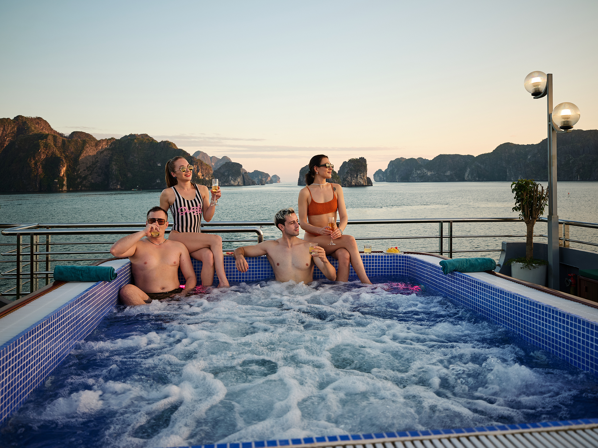 [路線二] 下龍灣 (Ha Long Bay) 五星級海獅號豪華遊輪一日遊