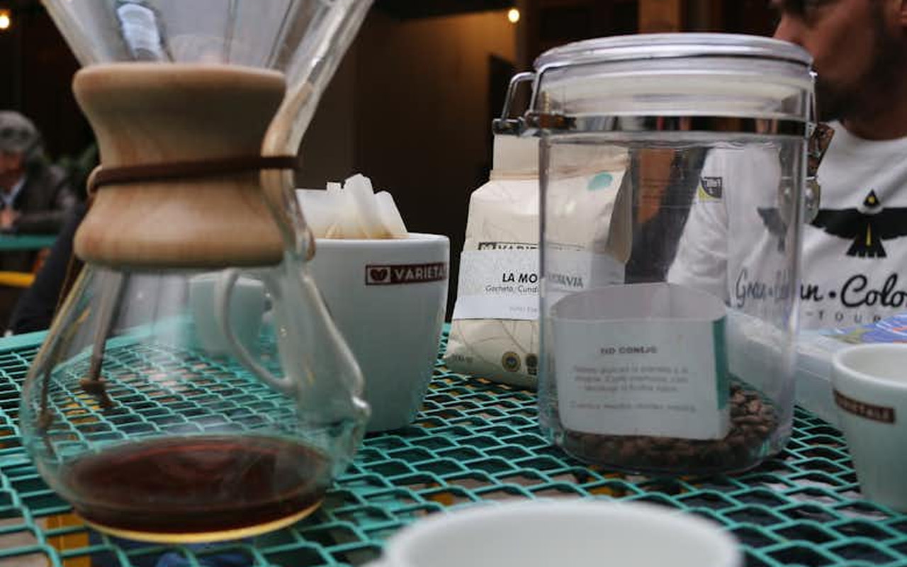 在當地傳統店家品嚐道地咖啡與新鮮水果