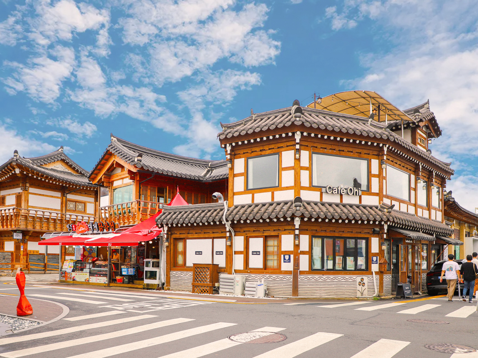 皇理團路——慶州最潮的文藝咖啡街！這條迷人的街道兩旁林立著翻新的韓屋、時尚咖啡廳、精品店和藝廊，將古老的歷史與現代氛圍完美融合。