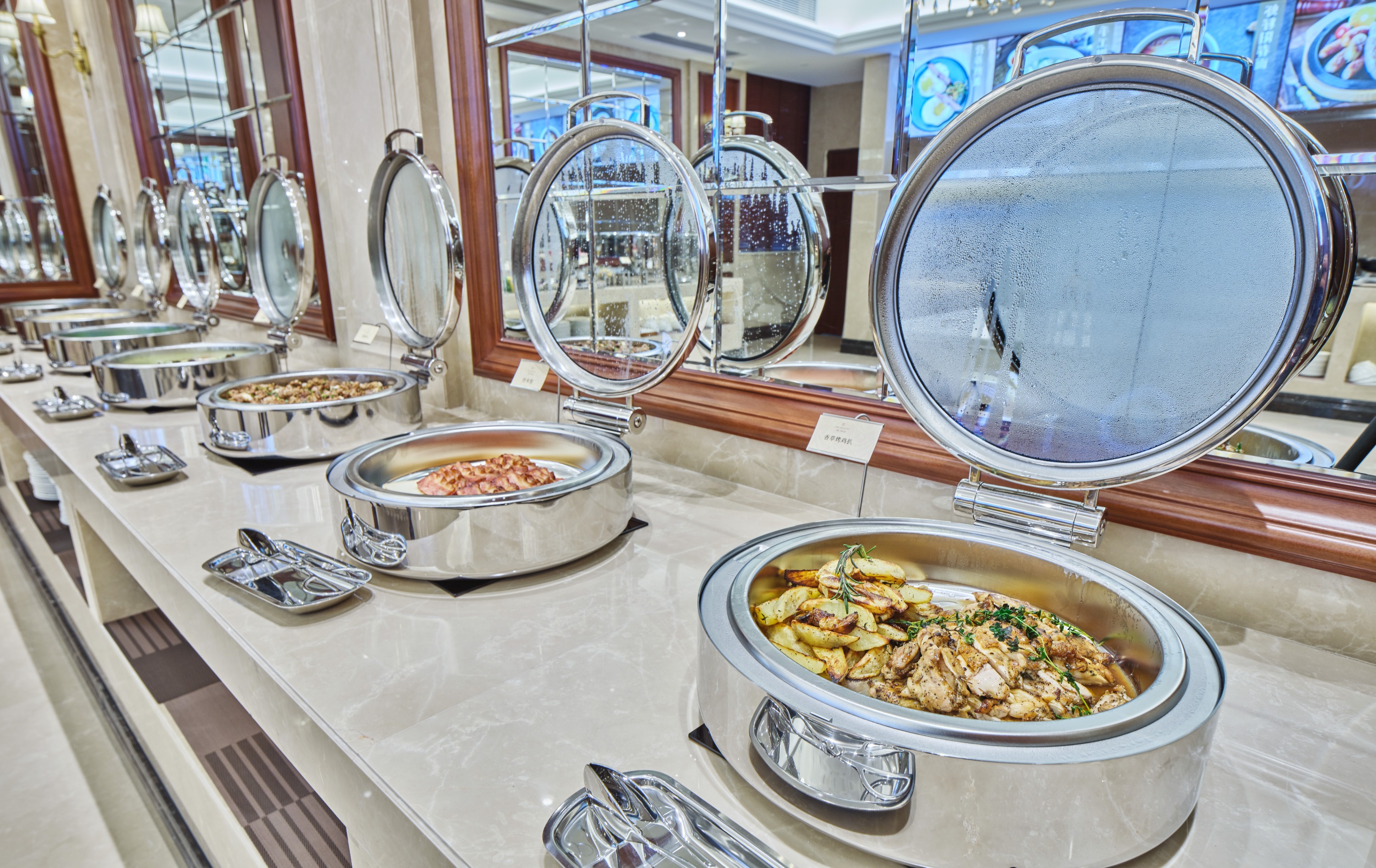 The orientation meets your diverse taste needs; the hall with classic American decoration style and 5 luxurious VIP rooms can accommodate 140 people dining at the same time.