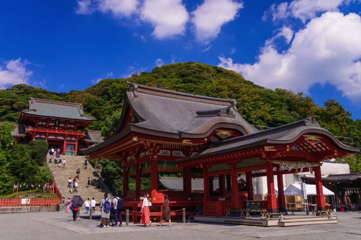 鶴岡八幡宮:可以自由參觀境內。蓮花池和紅色橋樑是熱門的拍照景點。 鶴岡八幡宮:可以自由參觀境內。蓮花池和紅色橋樑是熱門的拍照景點。