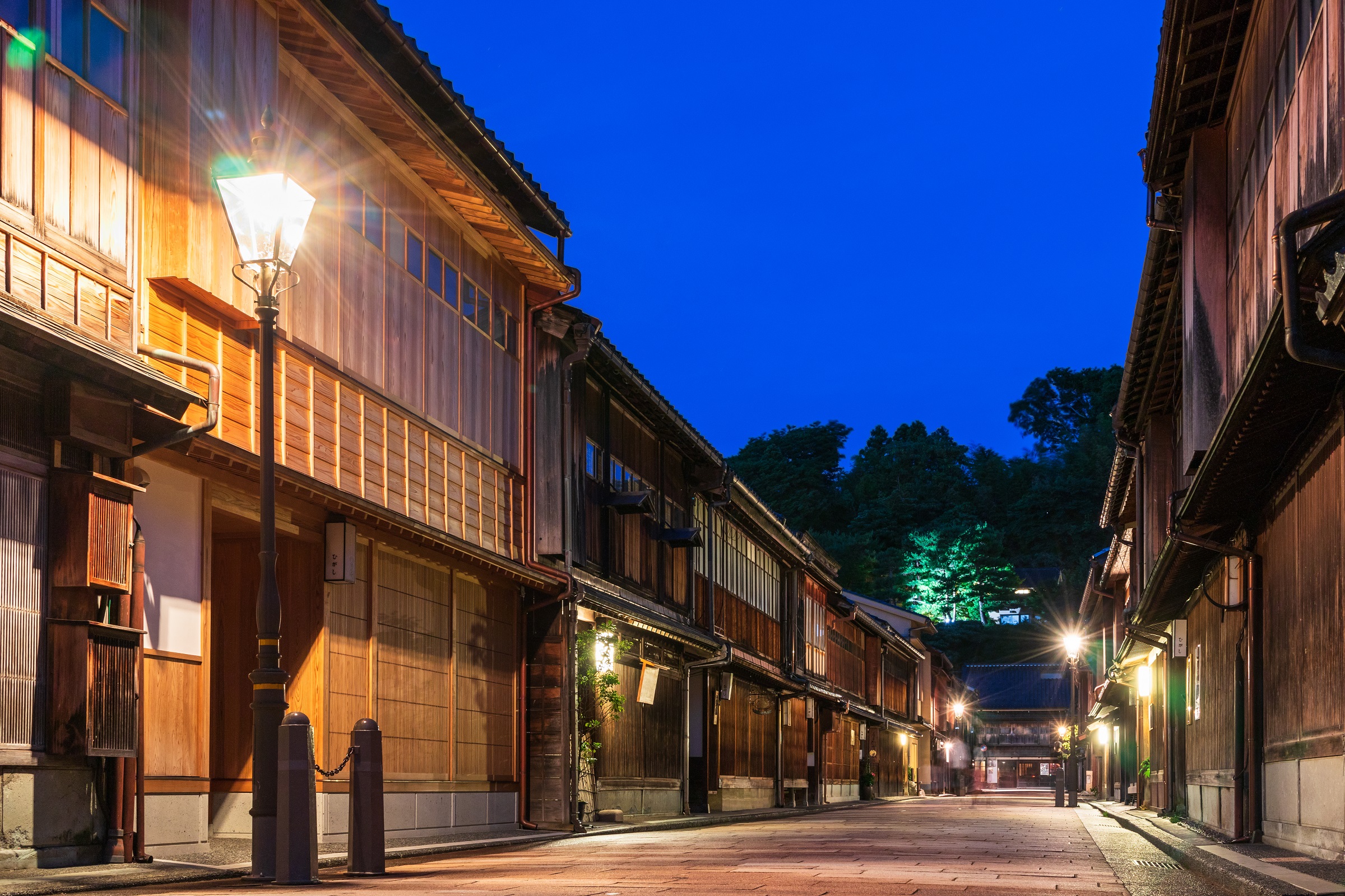 Kanazawa City, Teahouse Districts & Kanazawa Castle Walking Tour