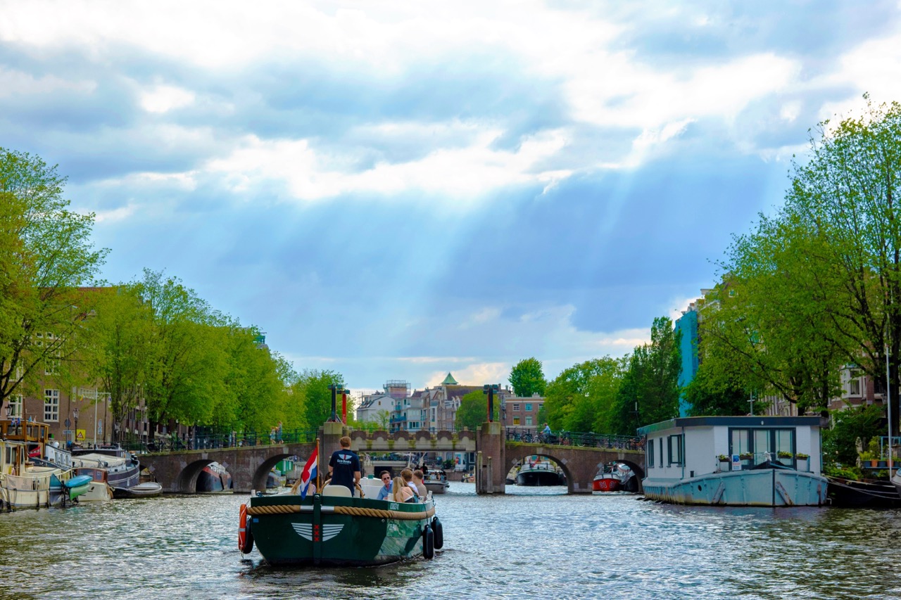 Stylish canal cruise with Local Skipper incl. a Wine, Beer or Soda