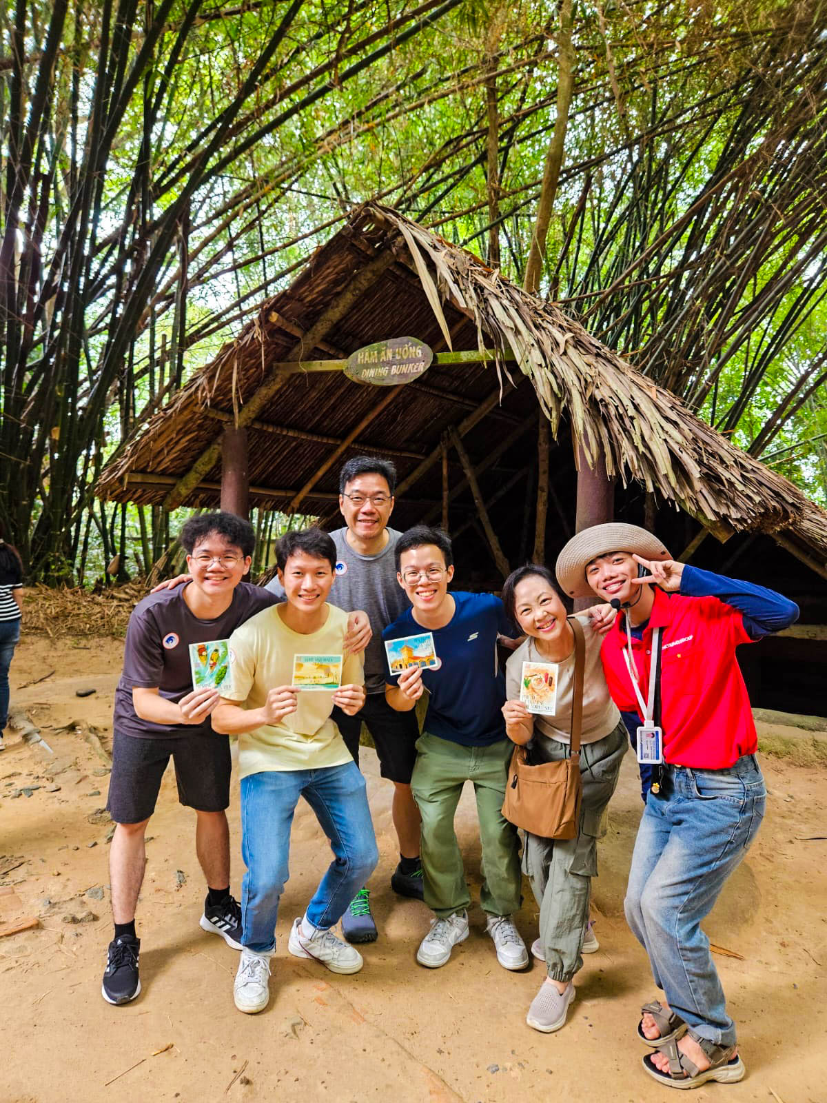 在越南，跟隨專業且充滿活力的導遊，探索歷史悠久的古芝地道
