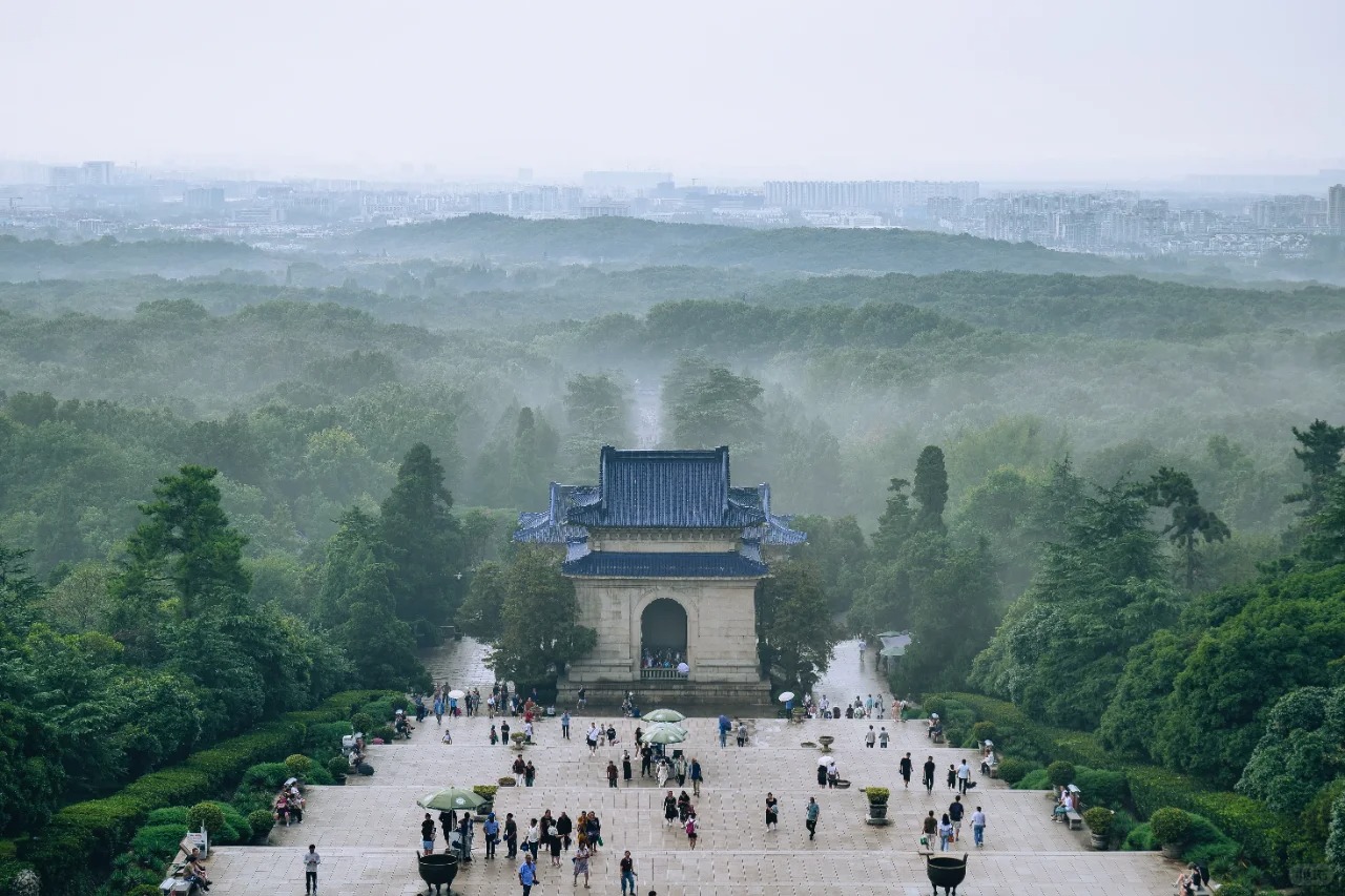 南京紫金山南麓,中山陵靜靜佇立,這座融合中國傳統與西方建築特色的陵寢,不僅是孫中山先生的長眠之地,更是無數人緬懷先烈的精神聖地 。 南京紫金山南麓,中山陵靜靜佇立,這座融合中國傳統與西方建築特色的陵寢,不僅是孫中山先生的長眠之地,更是無數人緬懷先烈的精神聖地 。