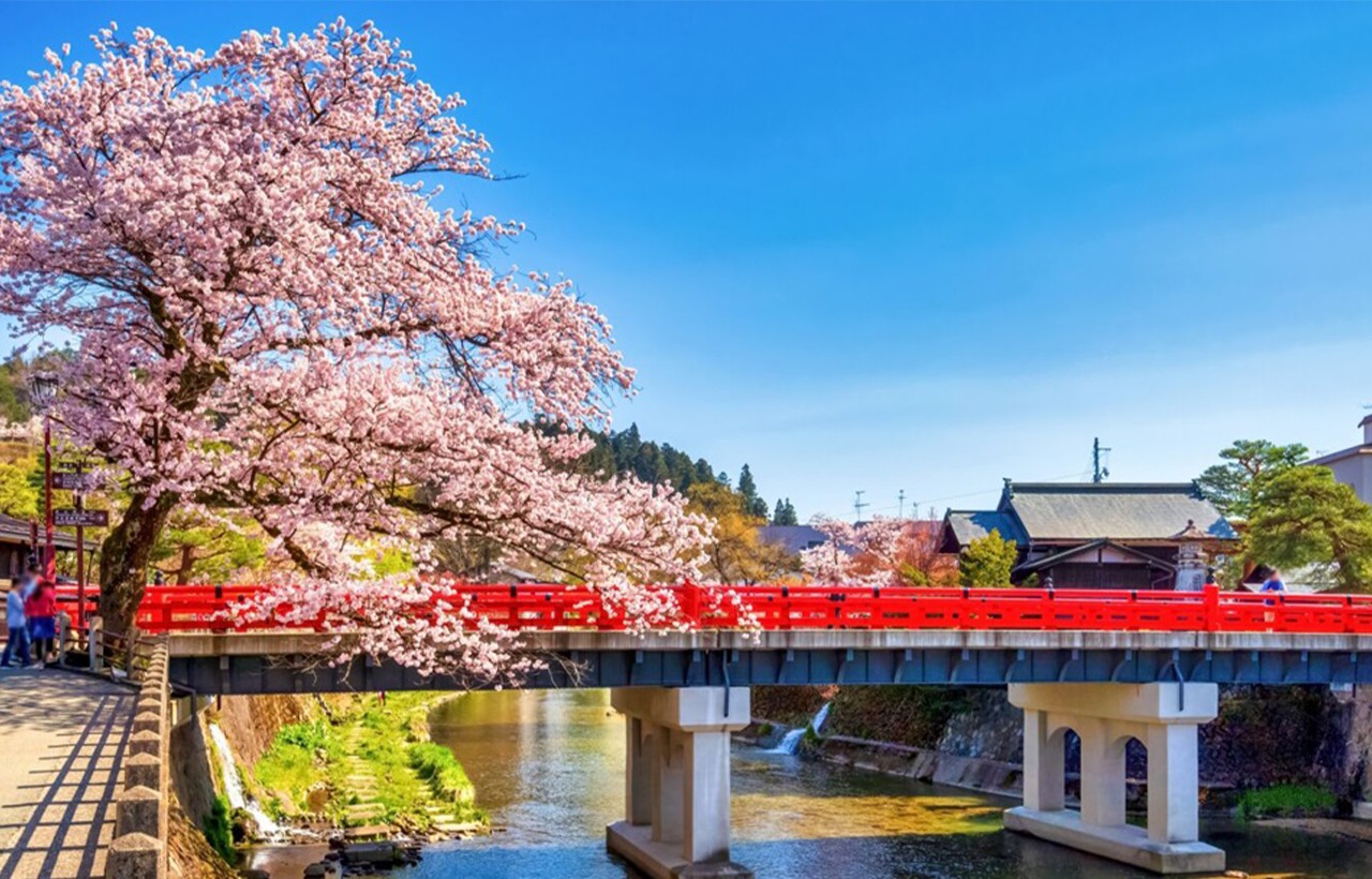 連接高山老街和高山陣屋區域的紅色古橋 —— 中橋 連接高山老街和高山陣屋區域的紅色古橋 —— 中橋