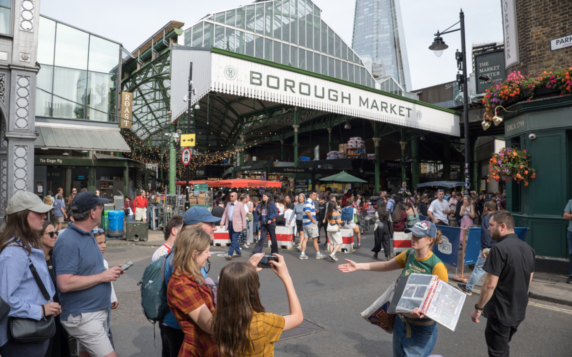 在倫敦充滿歷史感的街道上，捕捉巫師、魔法師和奇幻生物曾漫步其中的身影