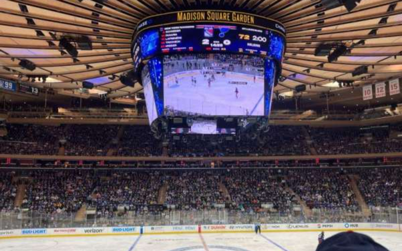標誌性的麥迪遜廣場花園內部在比賽開始前已擠滿了歡呼的球迷