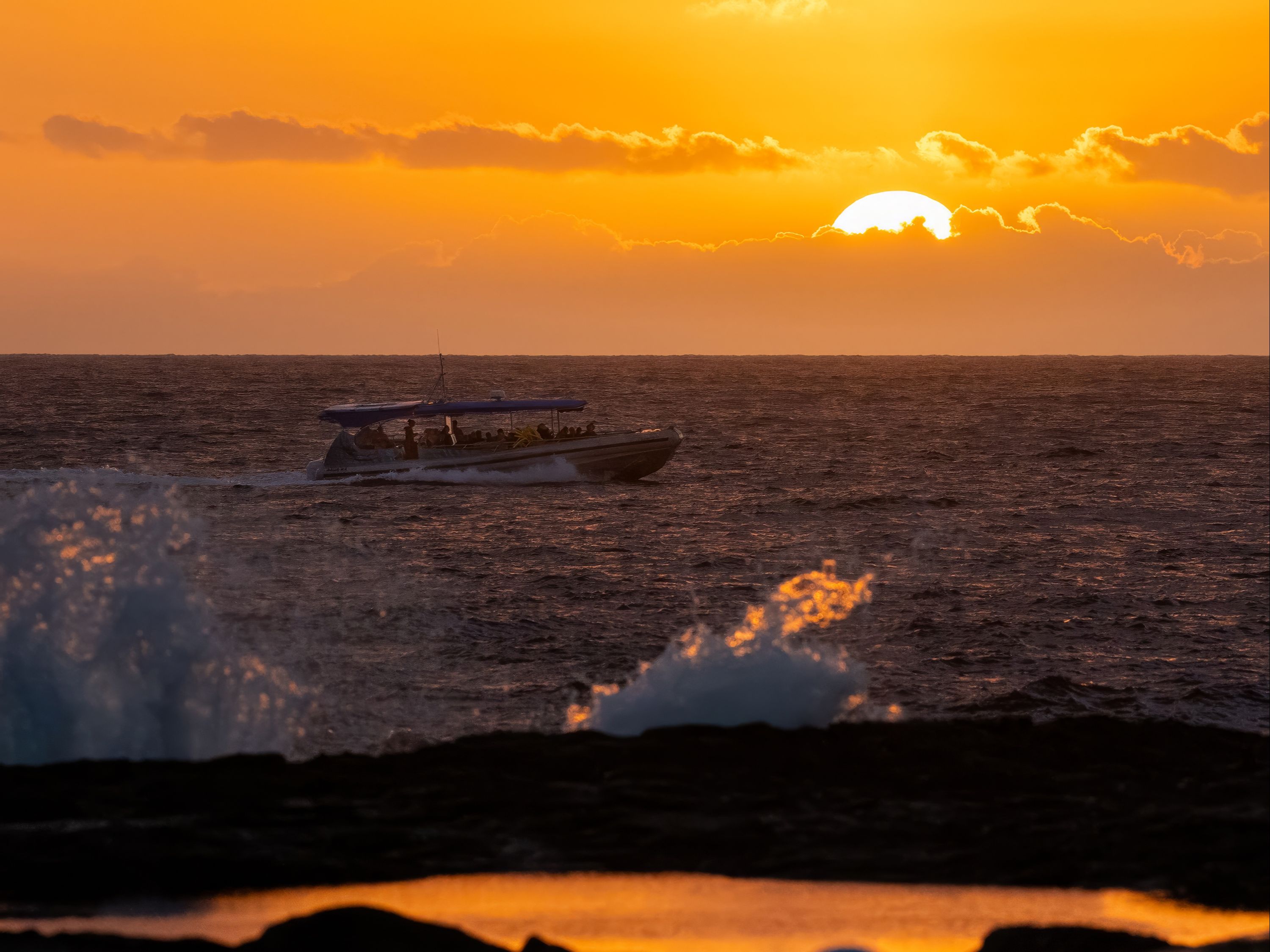 Golden Hawaiian sunset painting the sky as the boat cruises towards Manta Ray Heaven